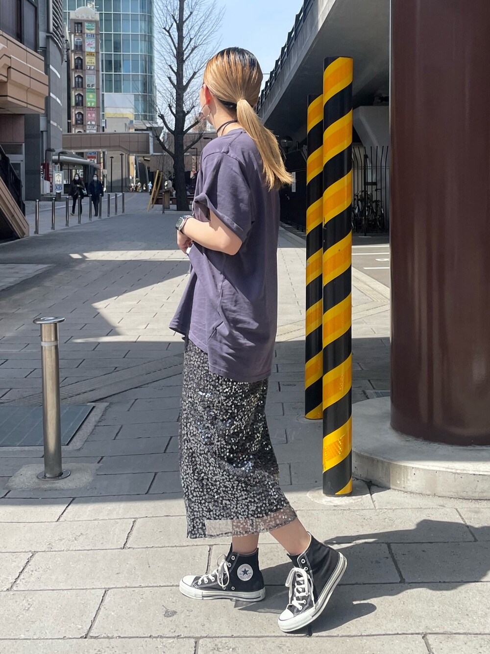 ブルー系のTシャツ/カットソー、ブラック系のスカート、ゴールド系のネックレスを着用したレディースの春コーディネートの3枚目の写真