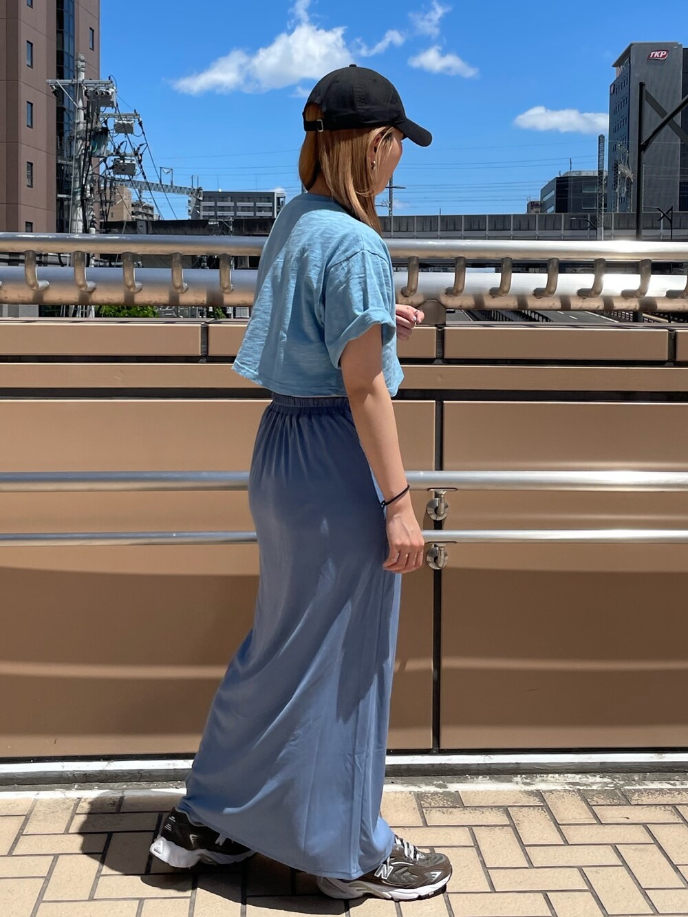 ブルー系のスカート、ブルー系のTシャツ/カットソーを着用したレディースの春コーディネートの2枚目の写真