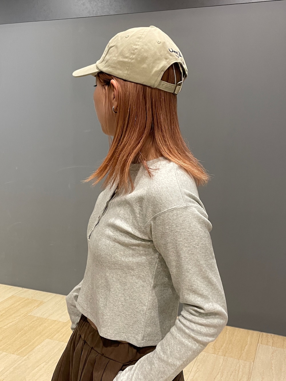 ブラウン系のその他パンツ、グレー系のTシャツ/カットソー、ベージュ系のキャップを着用したレディースの秋コーディネートの5枚目の写真