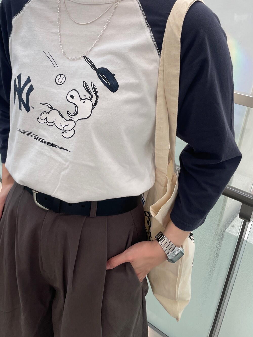 ブルー系のTシャツ/カットソー、ホワイト系のトートバッグ、グレー系のチノパンツを着用したレディースの夏コーディネートの10枚目の写真