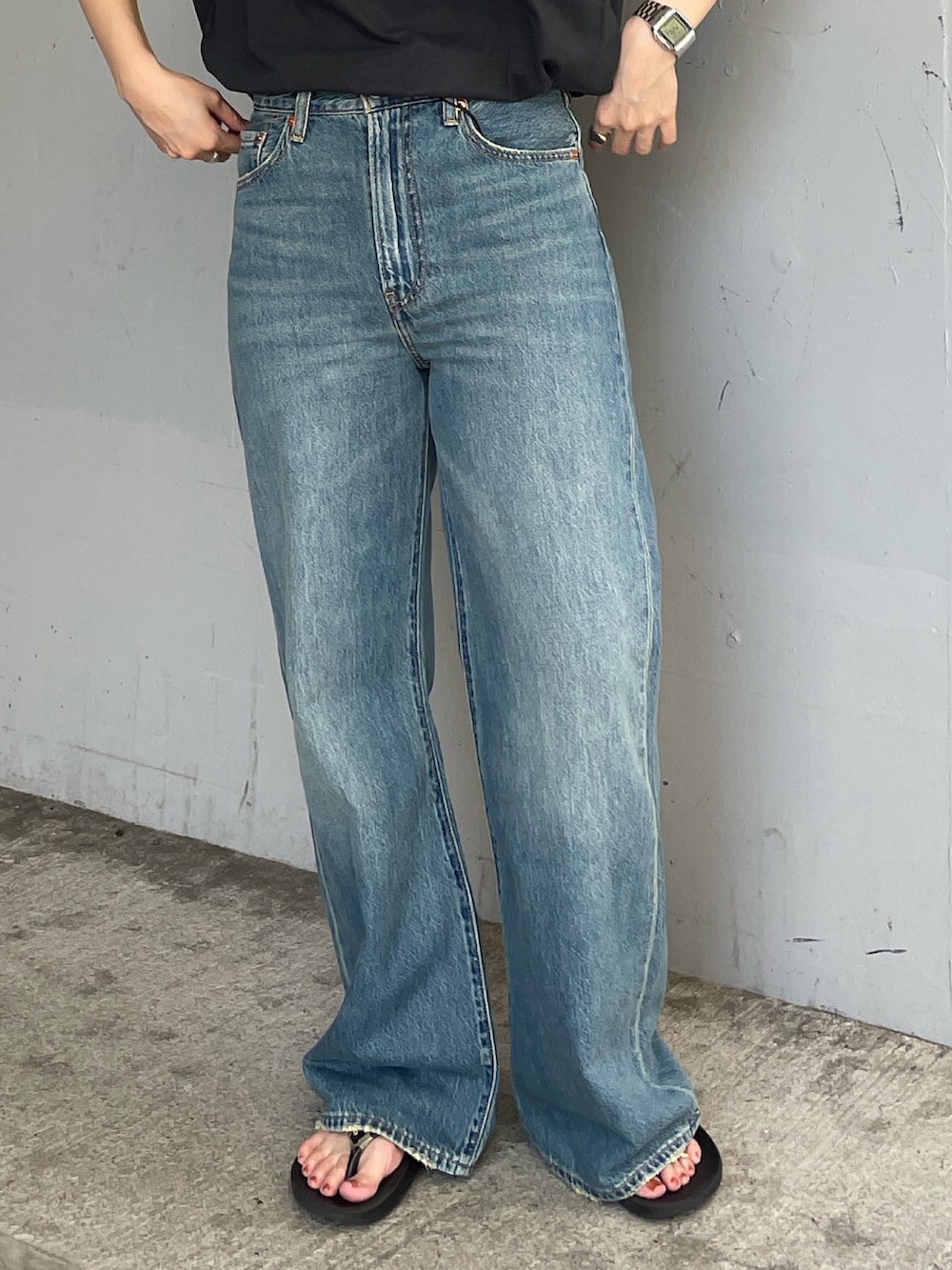 ブルー系のデニムパンツ、グレー系のタンクトップを着用したレディースの夏コーディネートの5枚目の写真