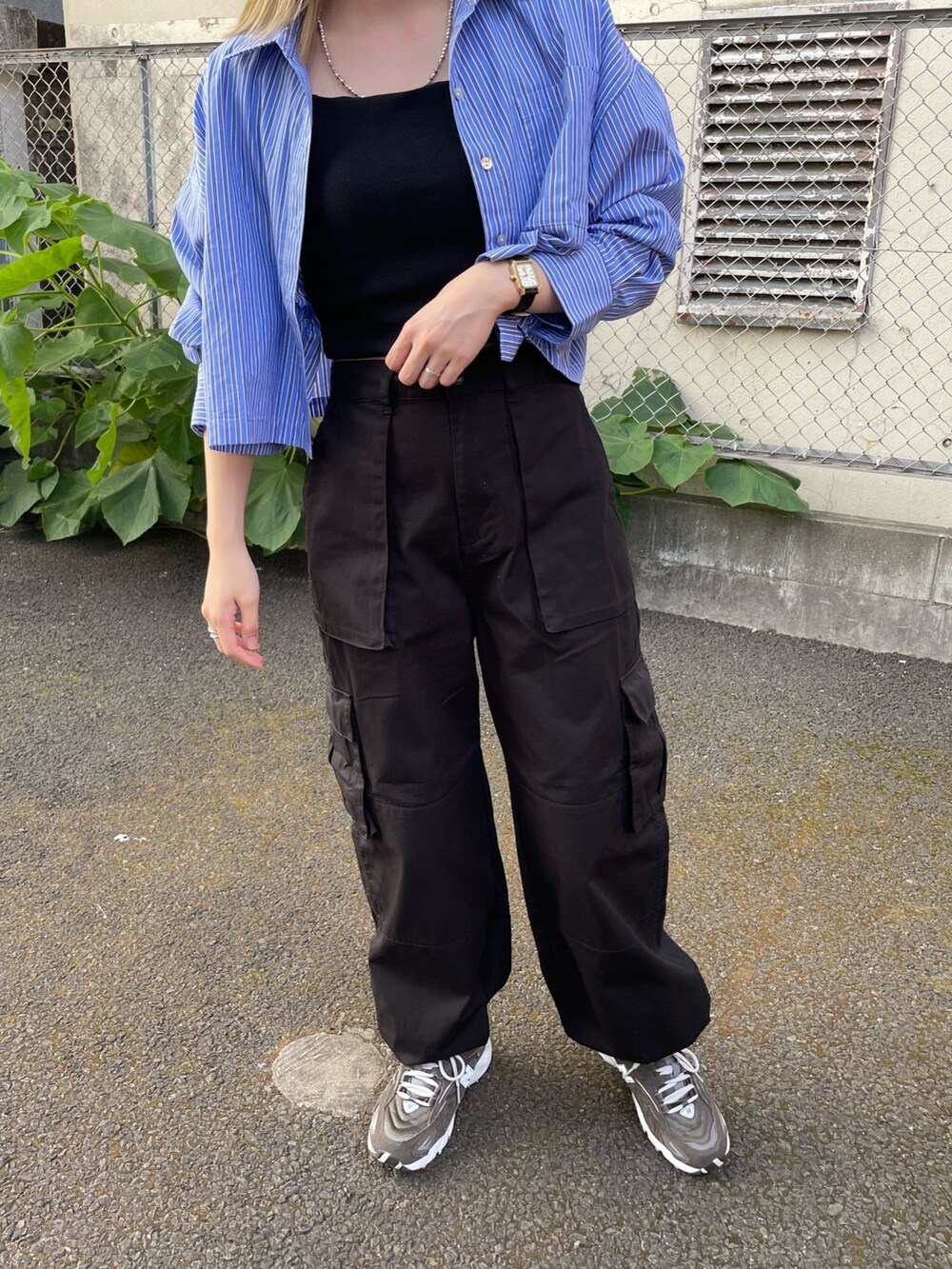 ブラック系のカーゴパンツ、その他のシャツ/ブラウス、ブラック系のキャミソールを着用したレディースの夏コーディネートの3枚目の写真