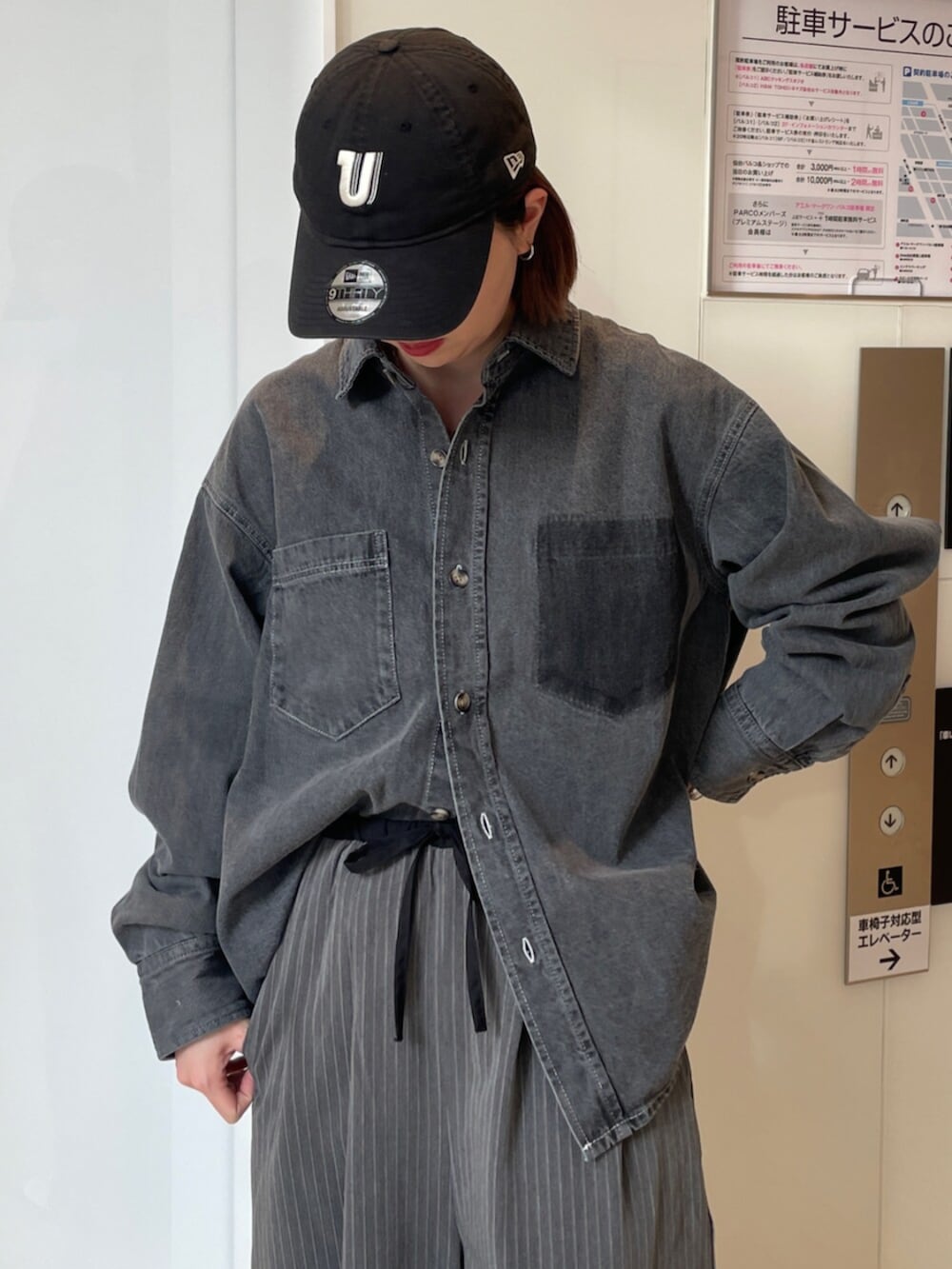 ホワイト系のスニーカー、ブラック系のシャツ/ブラウス、グレー系のその他パンツを着用したレディースの冬コーディネートの4枚目の写真