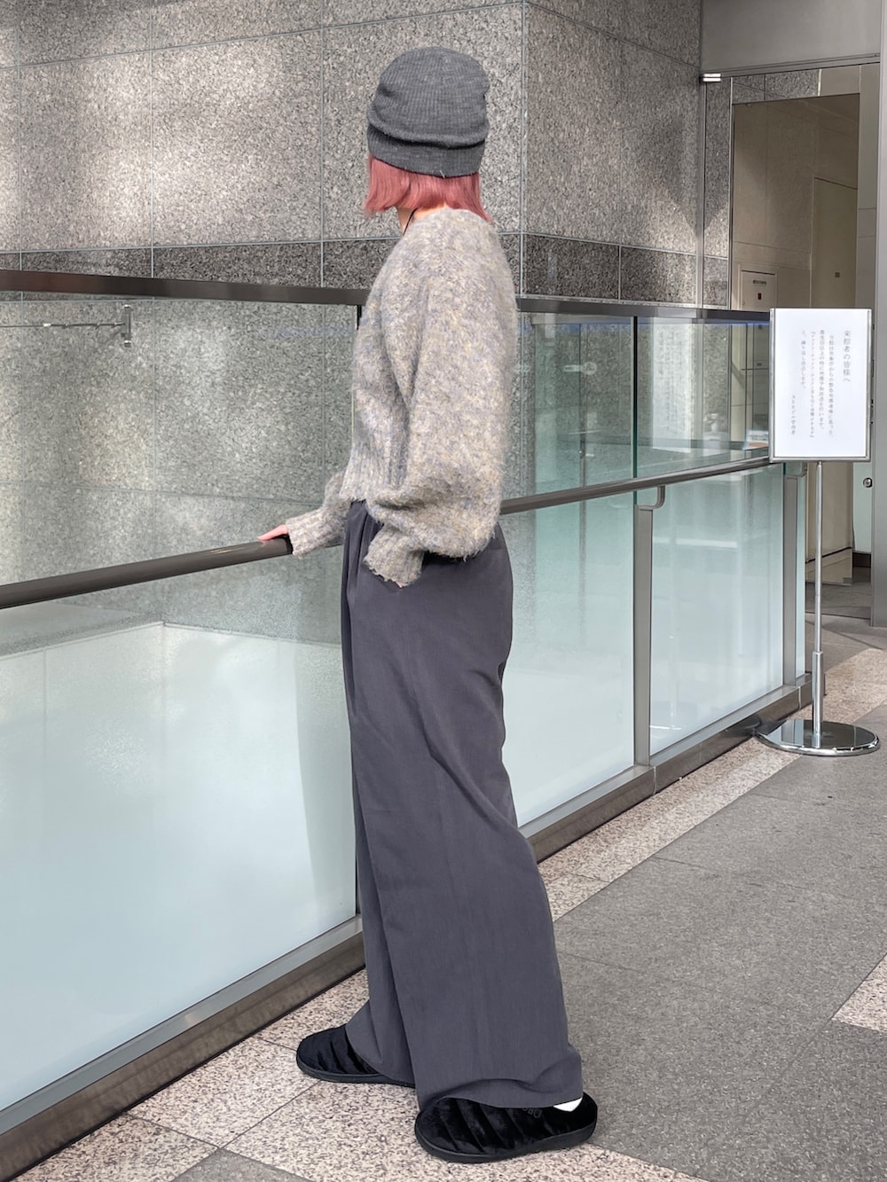 グレー系のその他パンツ、グレー系のカーディガン/ボレロ、シルバー系のネックレスを着用したレディースの冬コーディネートの2枚目の写真