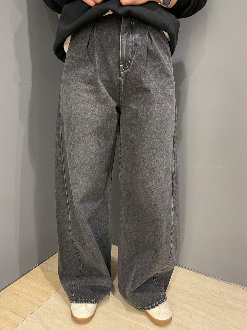 ブラック系のパーカー、ホワイト系のTシャツ/カットソー、ブラック系のデニムパンツを着用したレディースの秋コーディネートの7枚目の写真