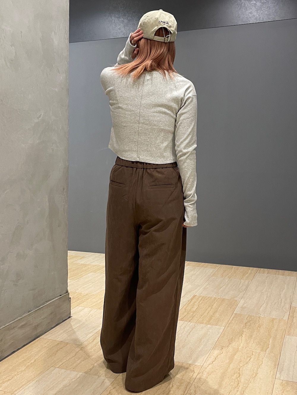 ブラウン系のその他パンツ、グレー系のTシャツ/カットソー、ベージュ系のキャップを着用したレディースの秋コーディネートの3枚目の写真