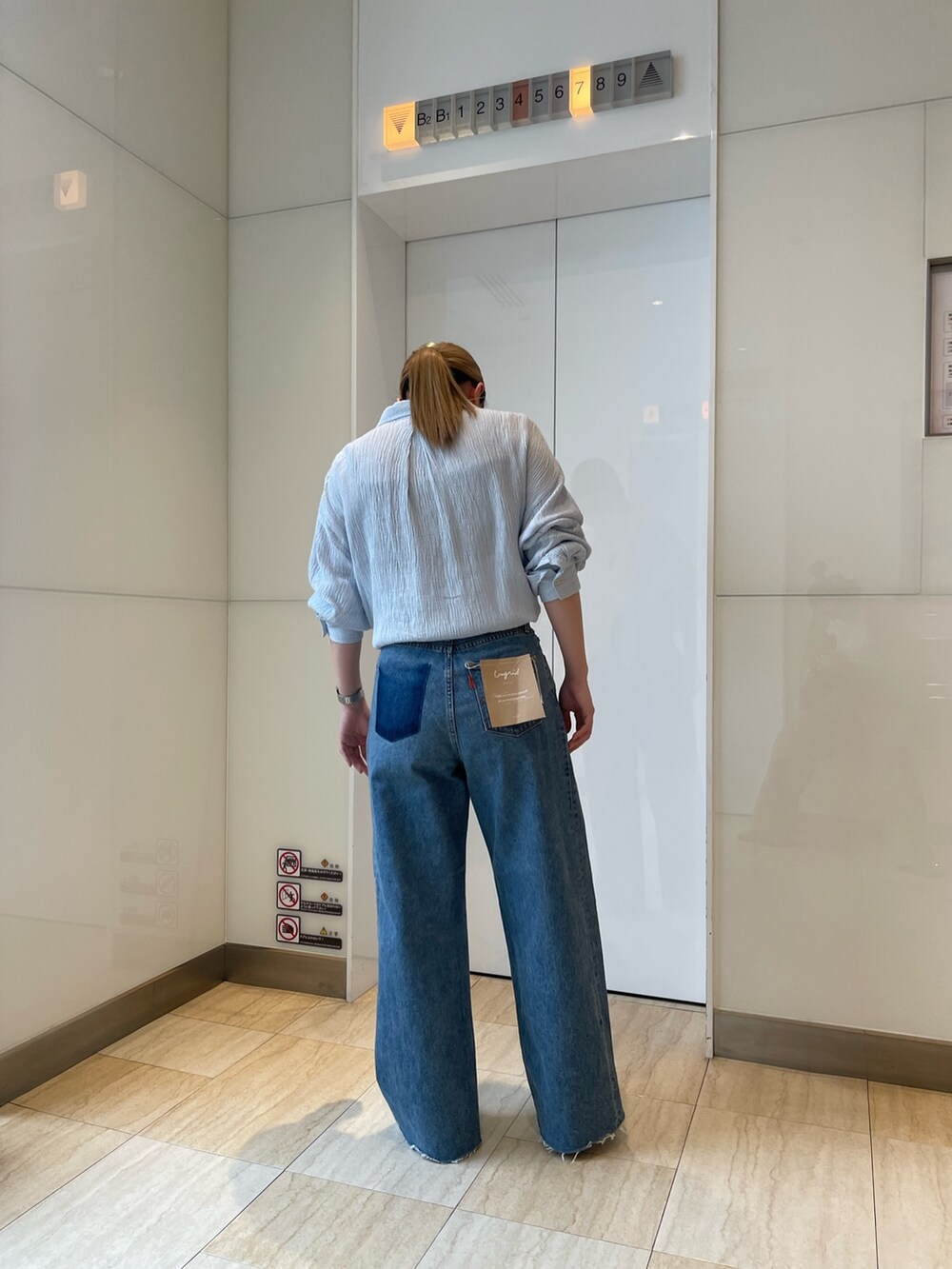ブルー系のデニムパンツ、ブルー系のシャツ/ブラウスを着用したレディースの春コーディネートの4枚目の写真