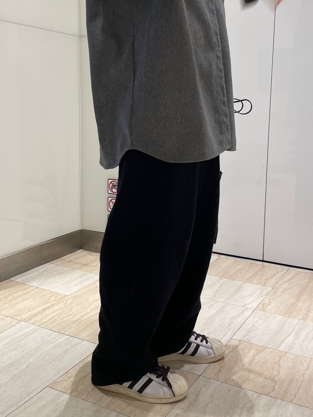 グレー系のシャツ/ブラウス、ブラック系のその他パンツ、ホワイト系のTシャツ/カットソーを着用したレディースの秋コーディネートの5枚目の写真