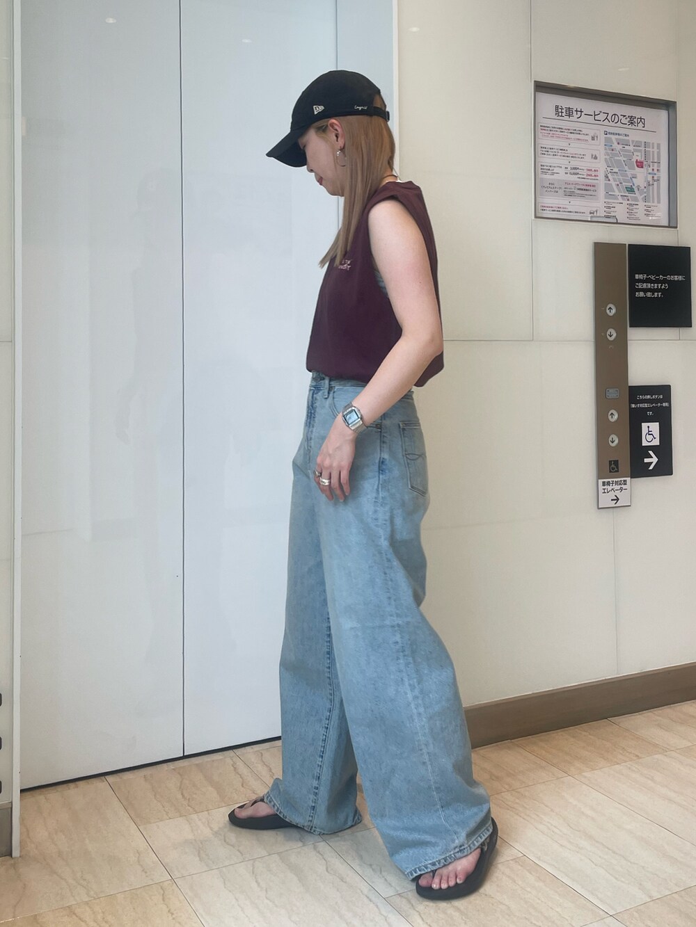ブラウン系のTシャツ/カットソー、ブルー系のデニムパンツを着用したレディースの夏コーディネートの2枚目の写真