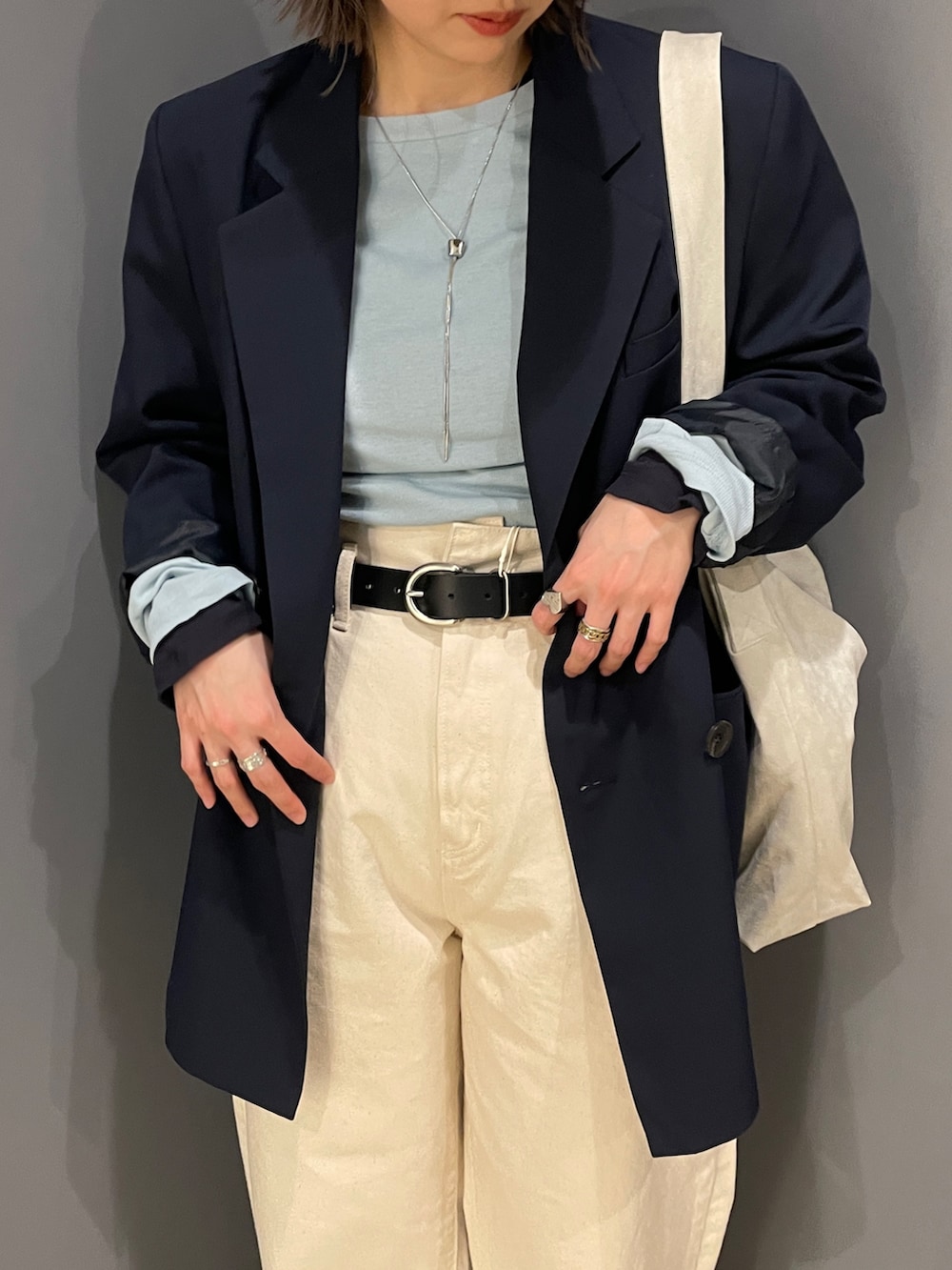 ホワイト系のデニムパンツ、ブルー系のTシャツ/カットソー、ブラック系のTシャツ/カットソーを着用したレディースの冬コーディネートの4枚目の写真