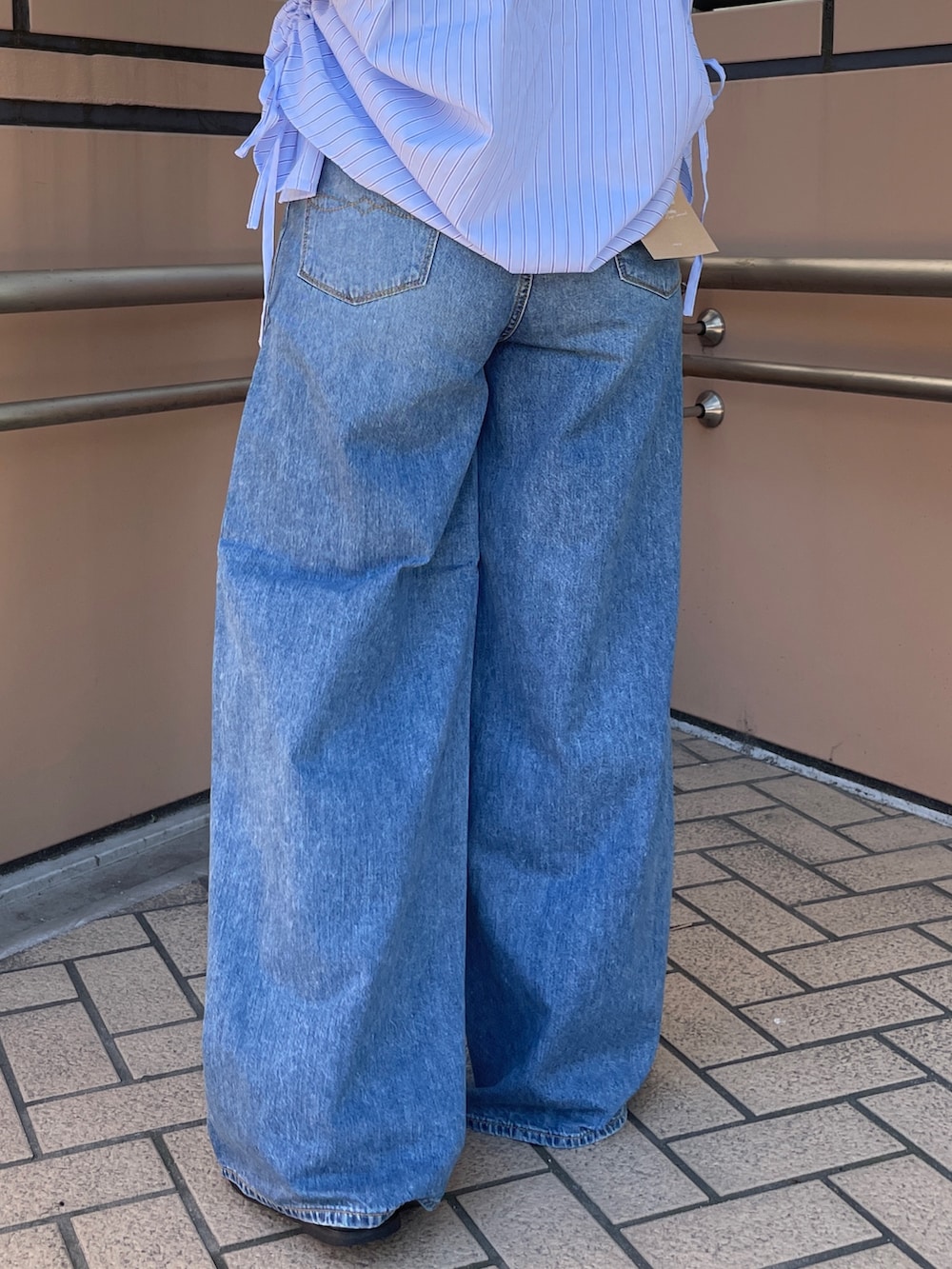 ブルー系のデニムパンツ、ブルー系のシャツ/ブラウス、ブラック系のキャミソールを着用したレディースの夏コーディネートの6枚目の写真