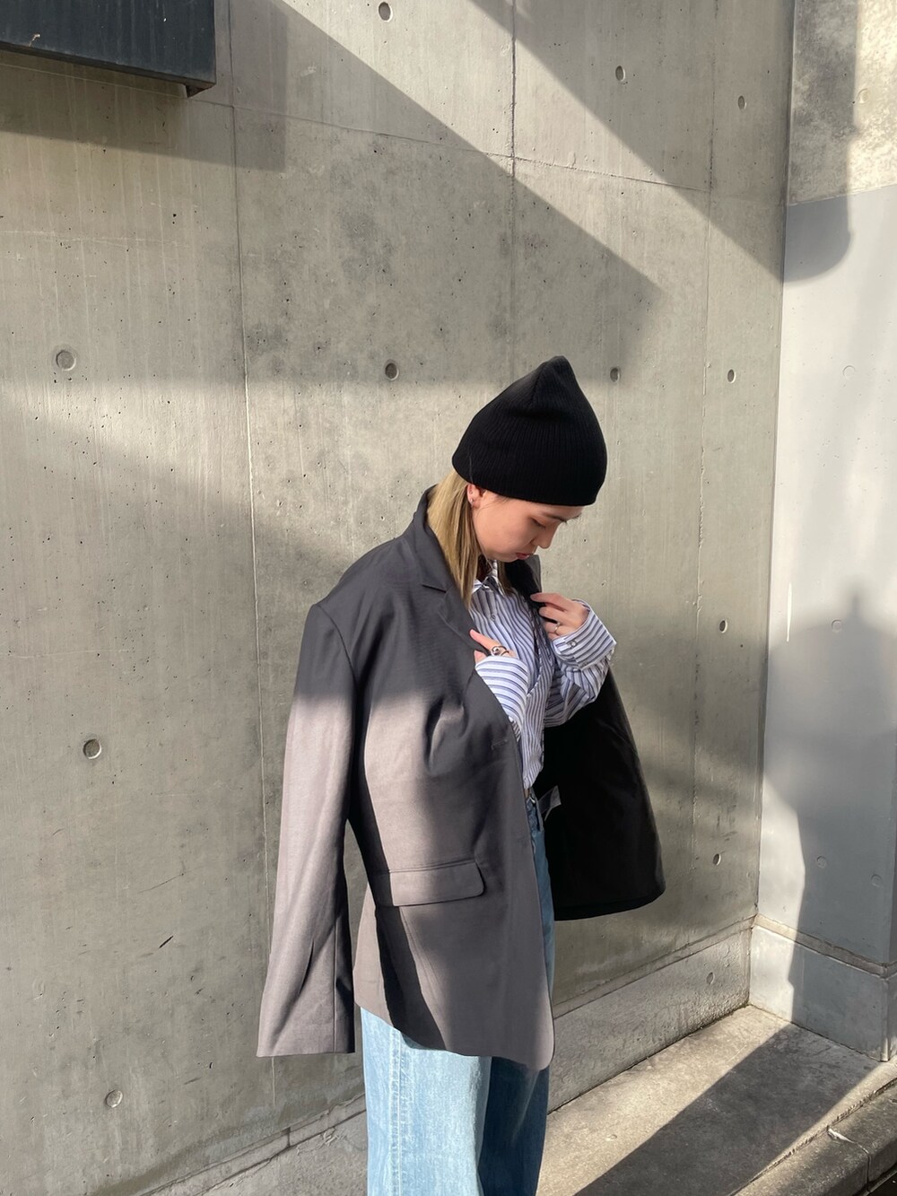 その他のシャツ/ブラウス、グレー系のテーラードジャケット、ブルー系のデニムパンツを着用したレディースの秋コーディネートの3枚目の写真