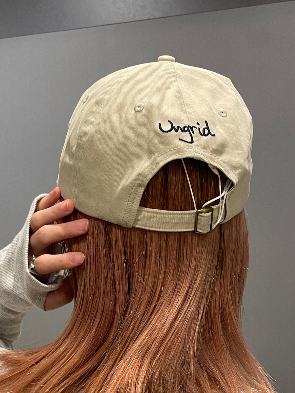 ブラウン系のその他パンツ、グレー系のTシャツ/カットソー、ベージュ系のキャップを着用したレディースの秋コーディネートの7枚目の写真