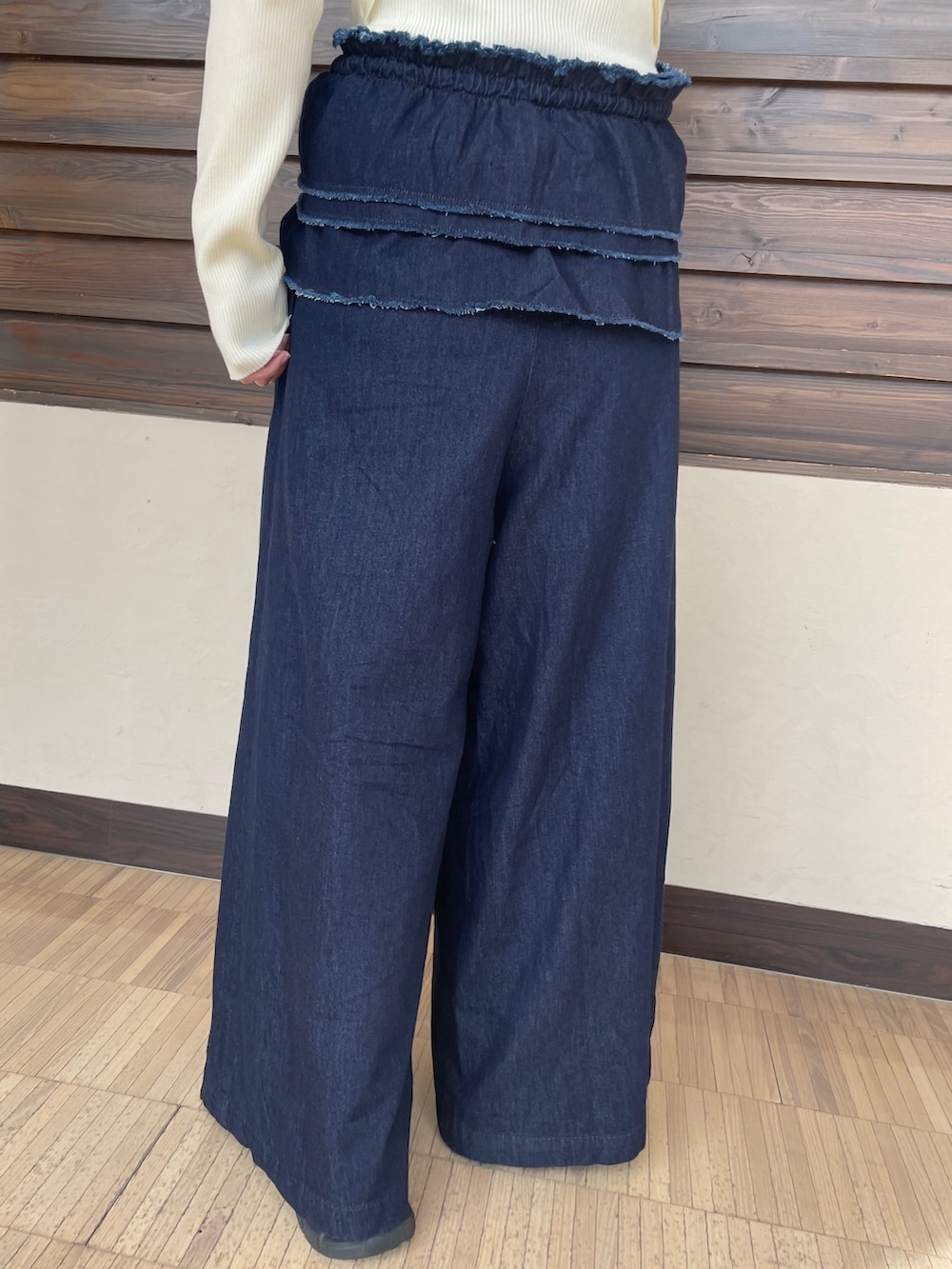 ホワイト系のニット/セーター、ブルー系のつなぎ/オールインワン、ブラック系のネックレスを着用したレディースの秋コーディネートの9枚目の写真