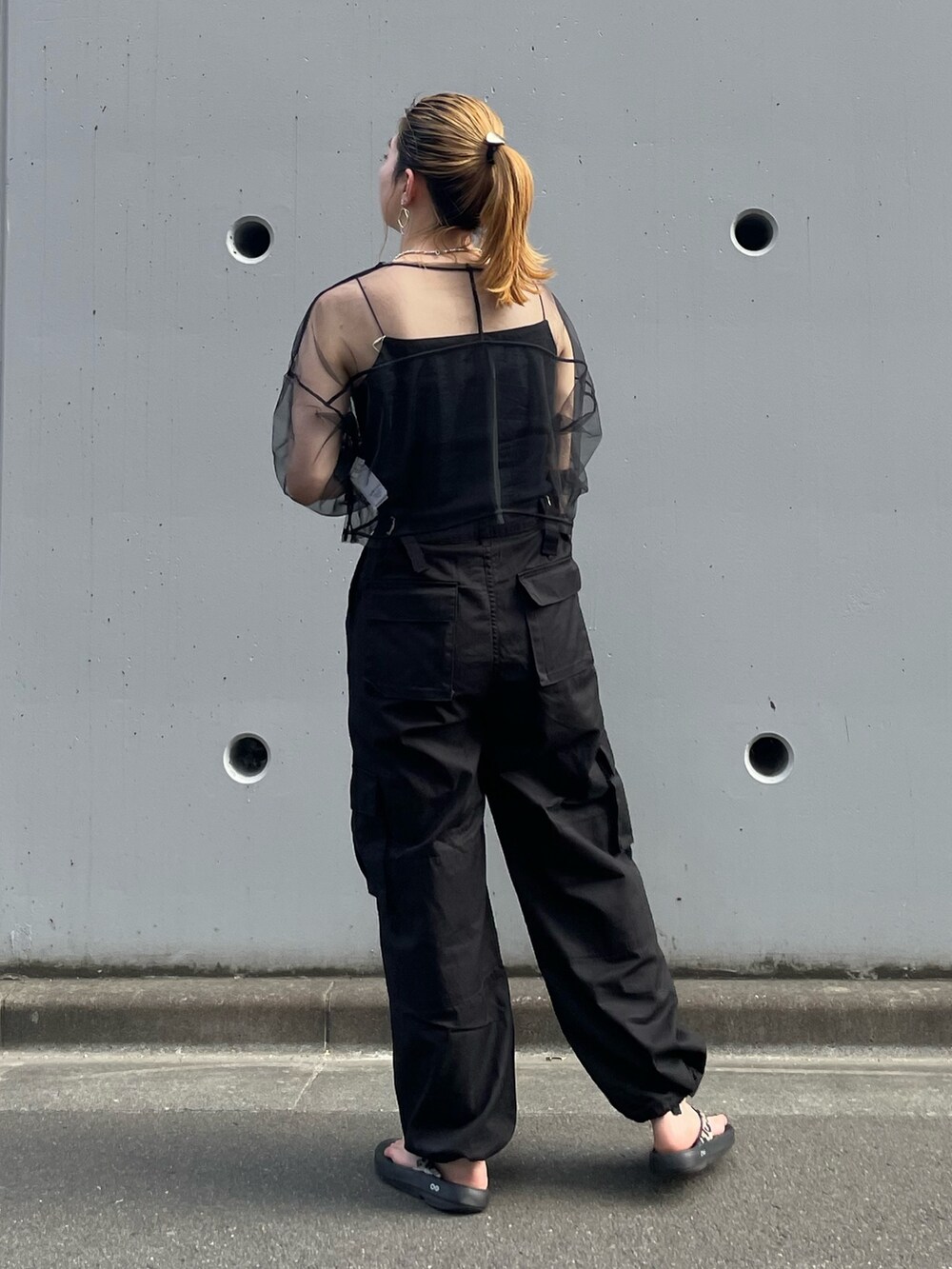 ブラック系のカーゴパンツ、ブラック系のTシャツ/カットソー、ブラック系のキャミソールを着用したレディースの夏コーディネートの2枚目の写真