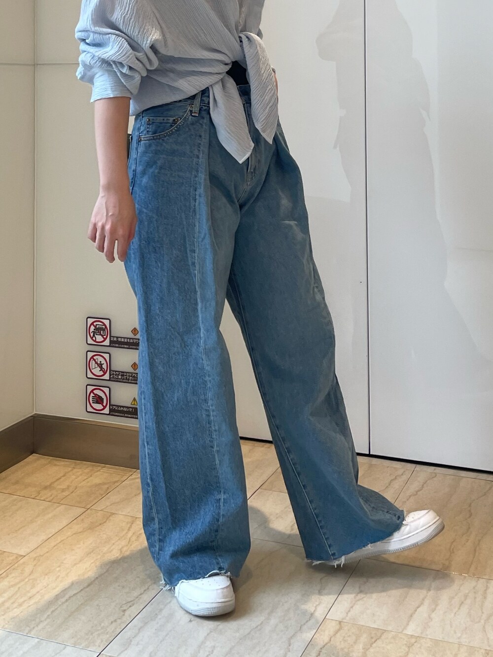 ブルー系のデニムパンツ、ブルー系のシャツ/ブラウスを着用したレディースの春コーディネートの3枚目の写真