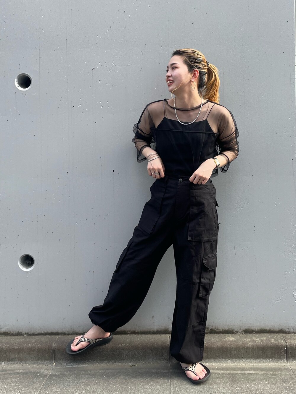 ブラック系のカーゴパンツ、ブラック系のTシャツ/カットソー、ブラック系のキャミソールを着用したレディースの夏コーディネートの5枚目の写真