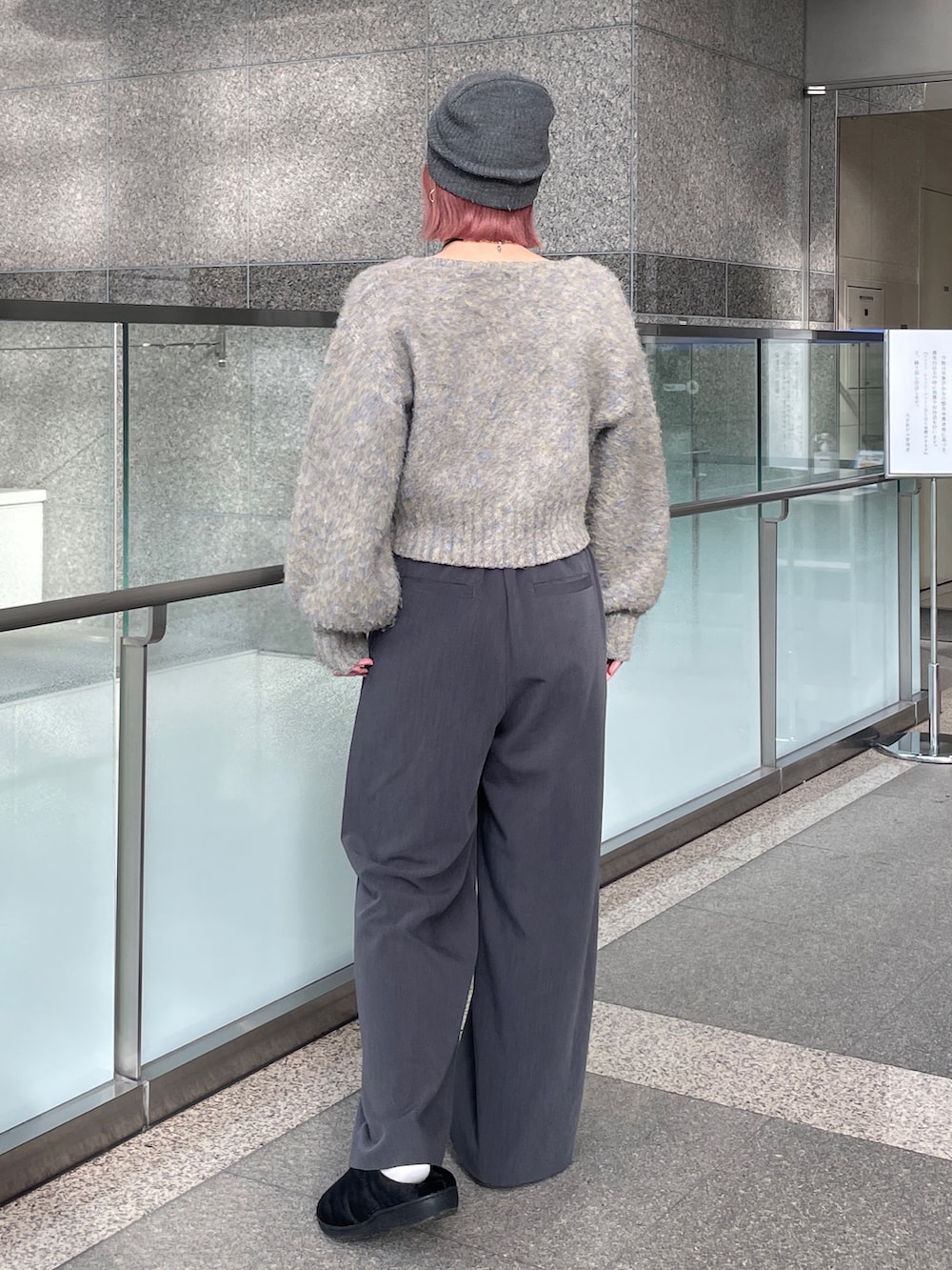 グレー系のその他パンツ、グレー系のカーディガン/ボレロ、シルバー系のネックレスを着用したレディースの冬コーディネートの3枚目の写真