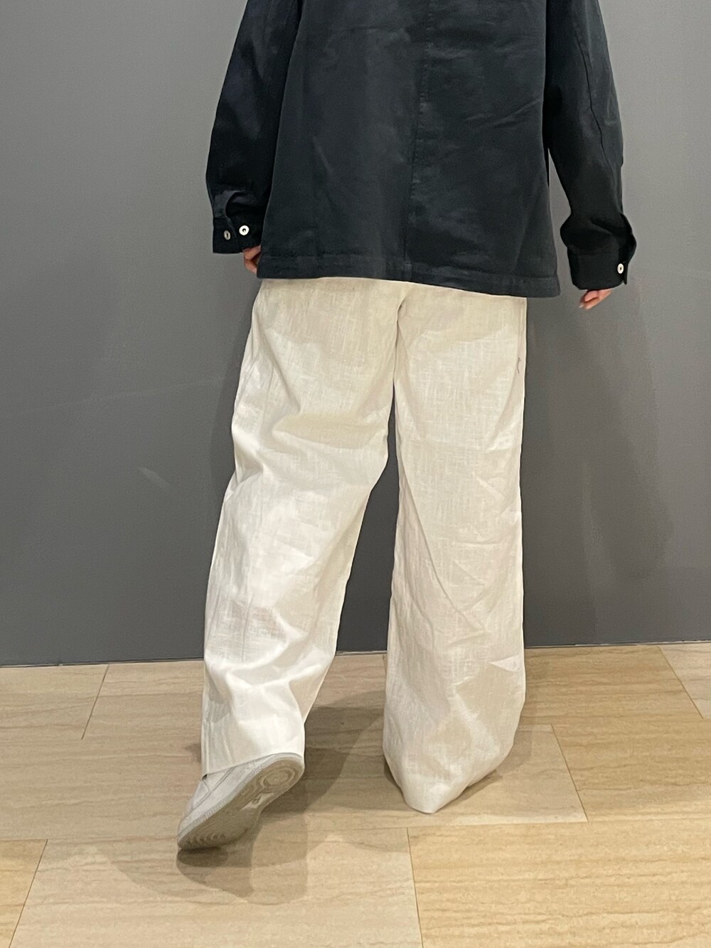 ホワイト系のその他パンツ、グレー系のブルゾン、ブラック系のキャミソールを着用したレディースの春コーディネートの5枚目の写真