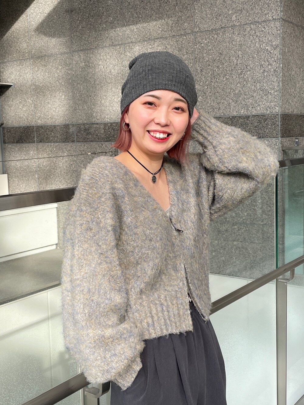 グレー系のその他パンツ、グレー系のカーディガン/ボレロ、シルバー系のネックレスを着用したレディースの冬コーディネートの4枚目の写真