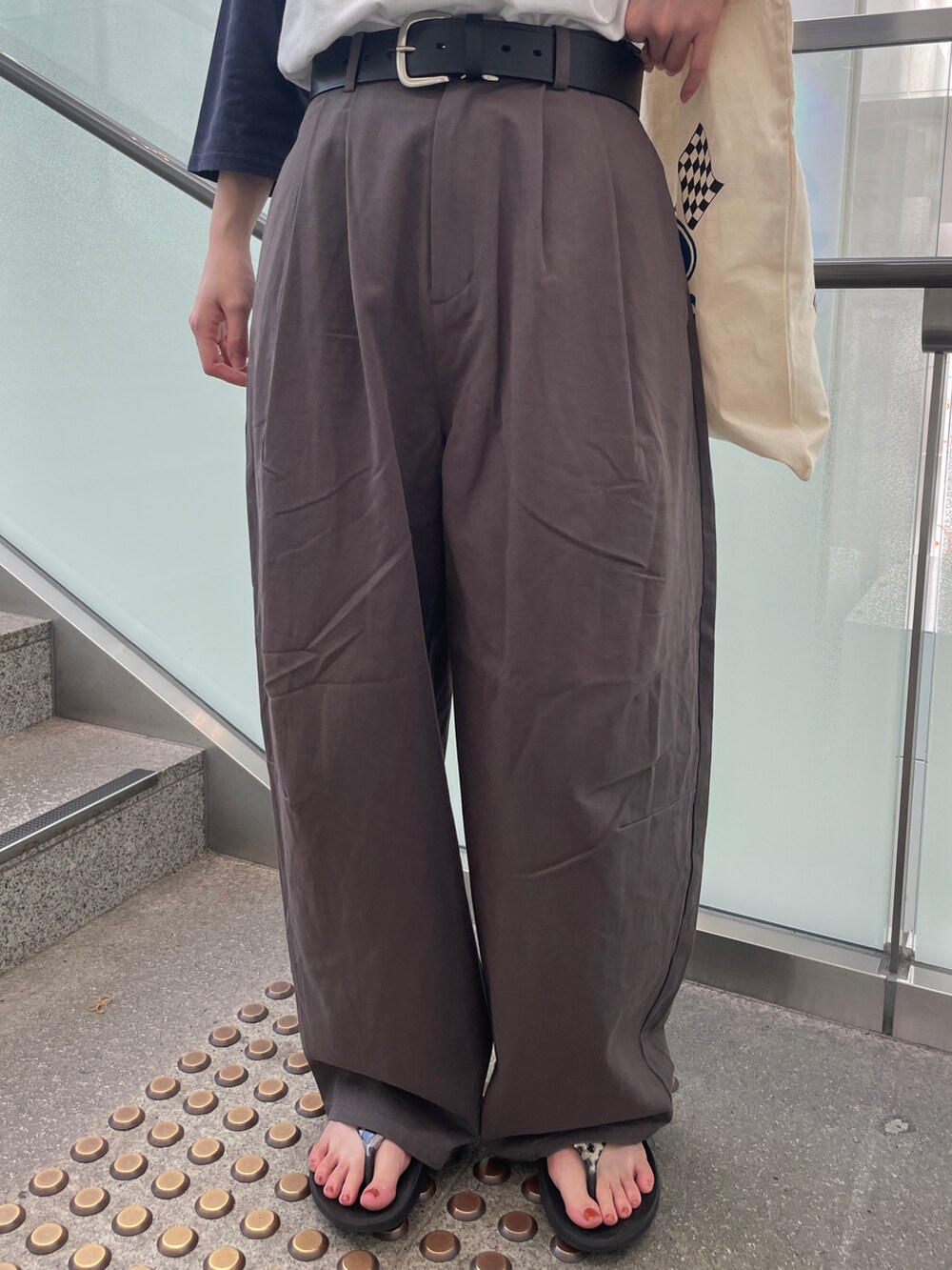 ブルー系のTシャツ/カットソー、ホワイト系のトートバッグ、グレー系のチノパンツを着用したレディースの夏コーディネートの7枚目の写真