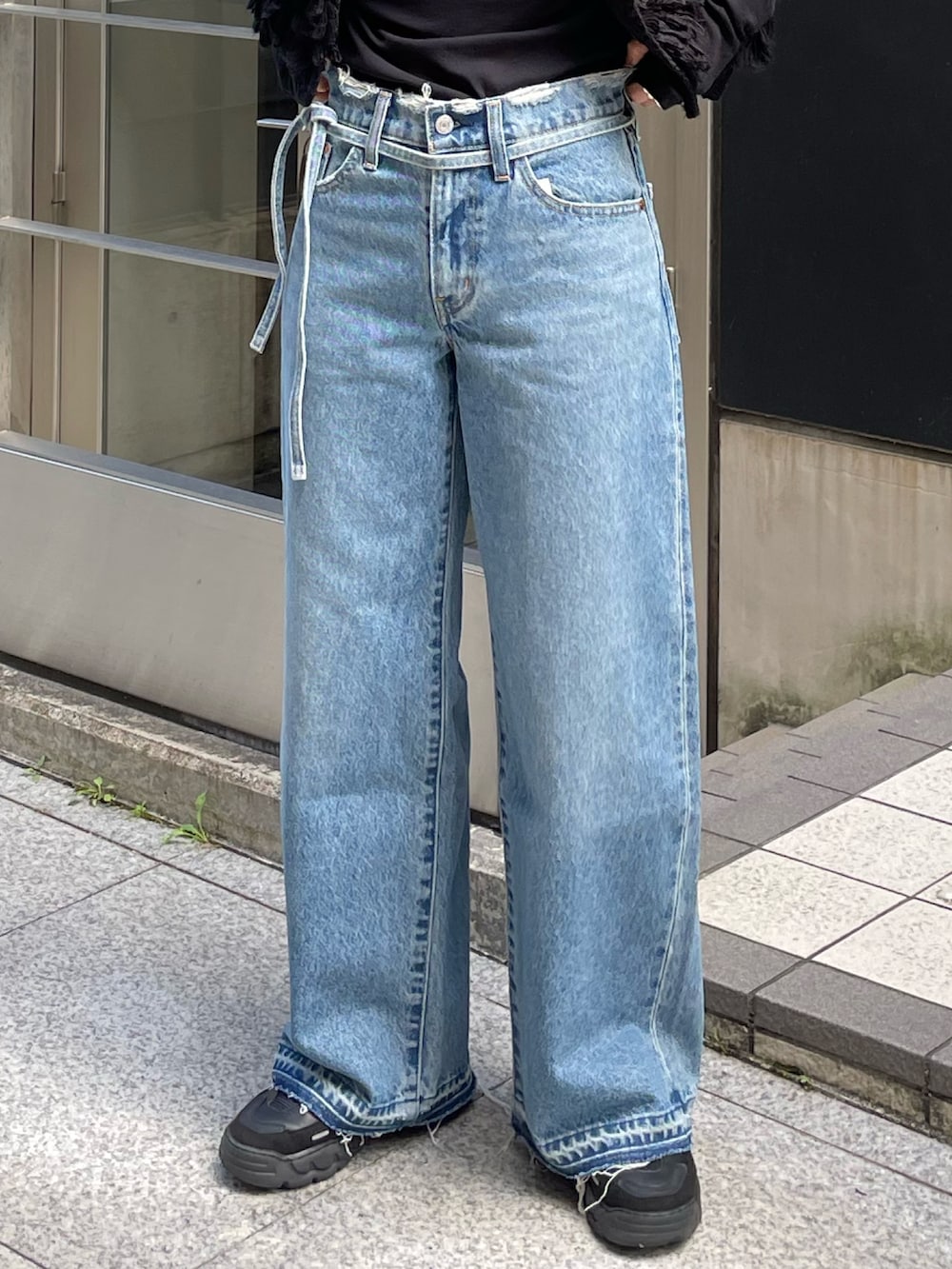 ブルー系のデニムパンツ、ブラック系のベスト、ブラック系のTシャツ/カットソーを着用したレディースの秋コーディネートの8枚目の写真