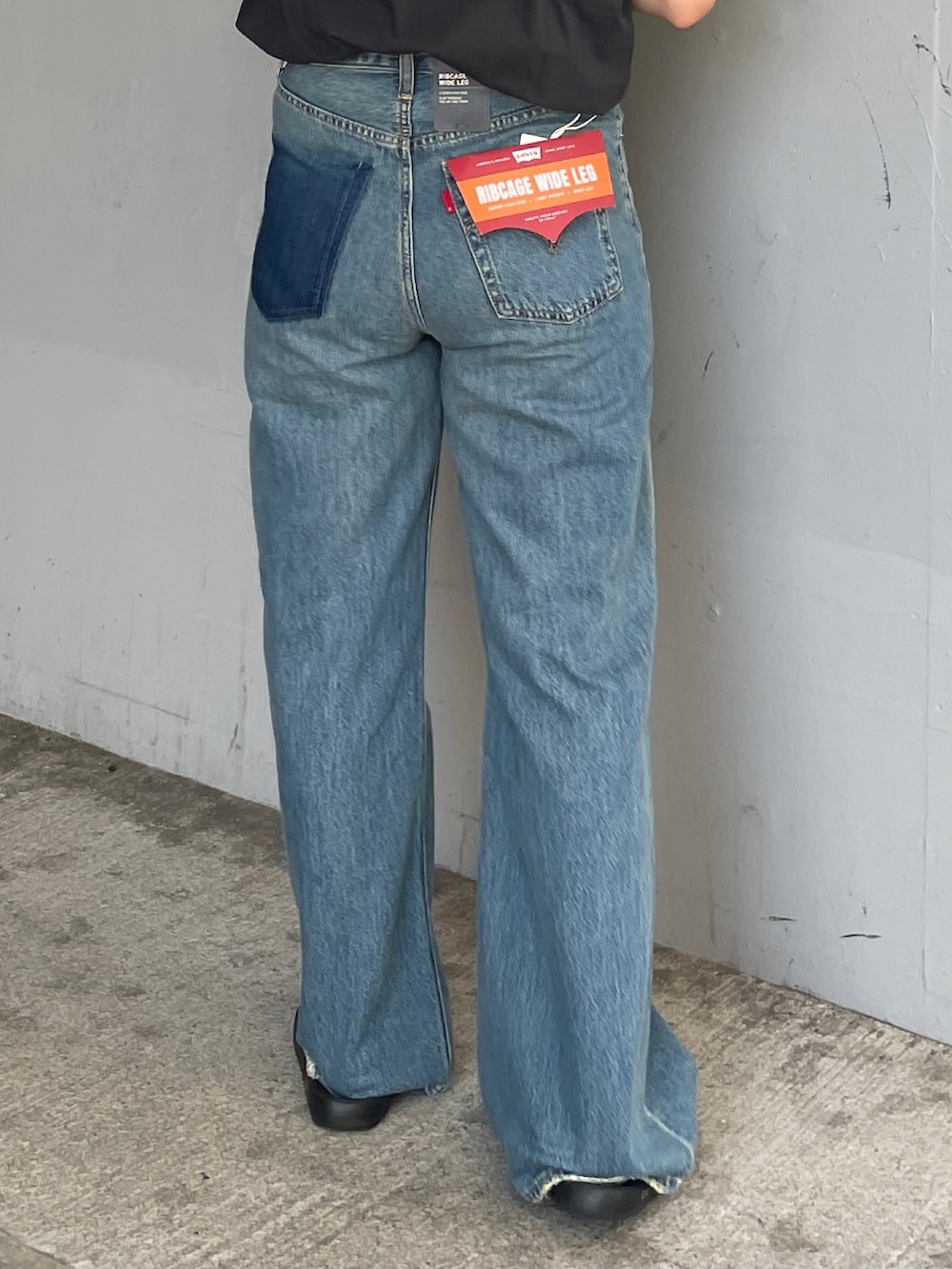 ブルー系のデニムパンツ、グレー系のタンクトップを着用したレディースの夏コーディネートの7枚目の写真