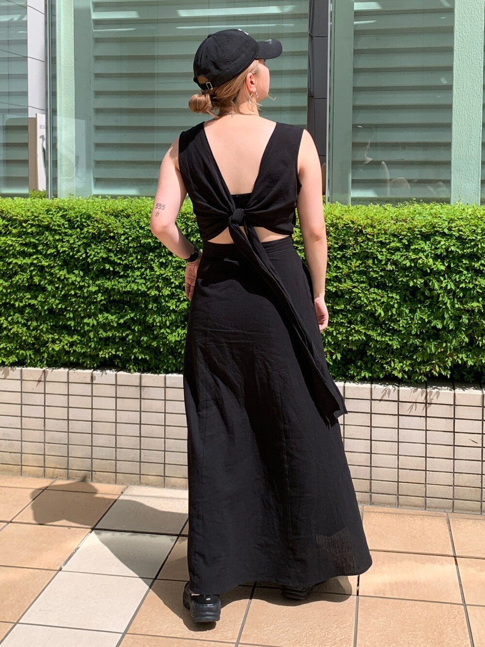 ブラック系のワンピースを着用したレディースの夏コーディネートの3枚目の写真