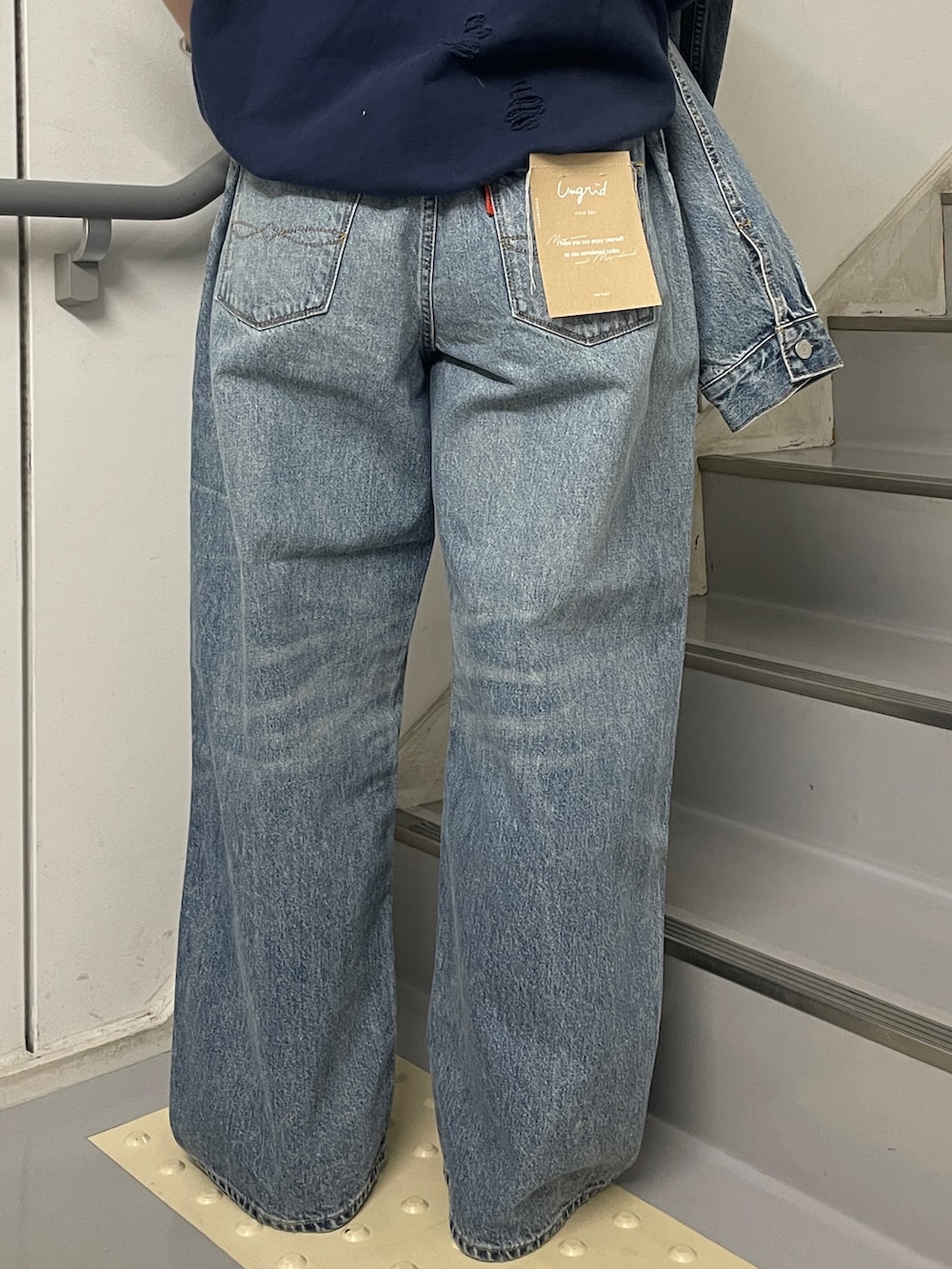 ブルー系のデニムパンツ、ブルー系のデニムジャケット、ブルー系のスウェットを着用したレディースの冬コーディネートの7枚目の写真