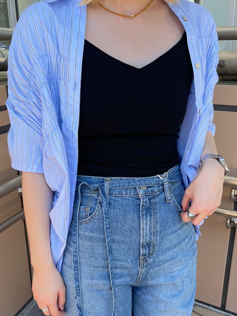 ブルー系のデニムパンツ、ブルー系のシャツ/ブラウス、ブラック系のキャミソールを着用したレディースの夏コーディネートの7枚目の写真