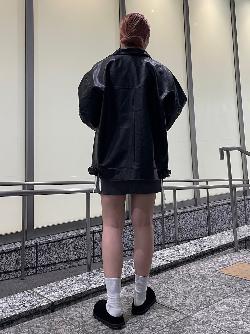 ホワイト系のシャツ/ブラウス、グレー系のキャミソール、ブラック系のブルゾンを着用したレディースの秋コーディネートの3枚目の写真