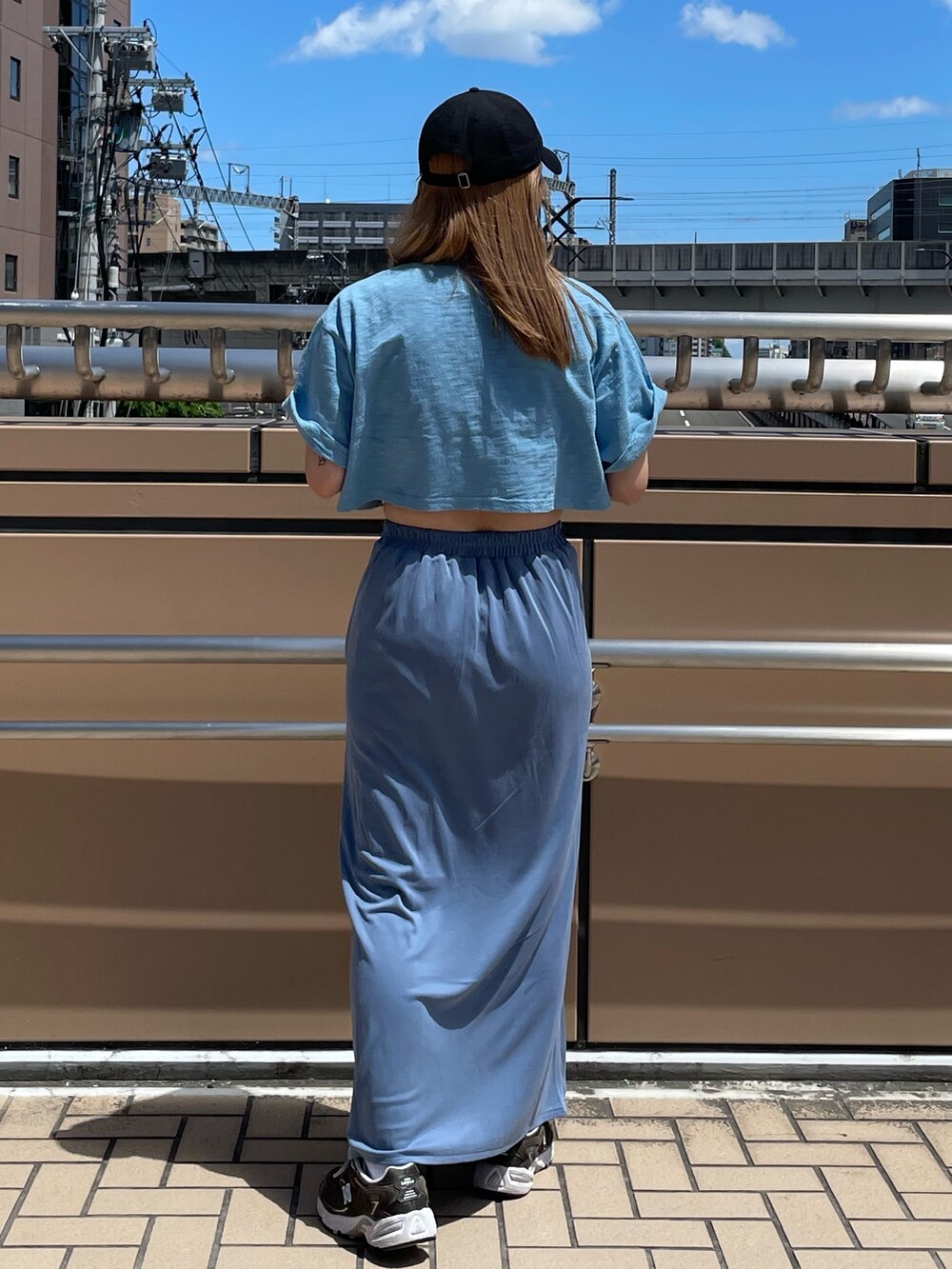 ブルー系のスカート、ブルー系のTシャツ/カットソーを着用したレディースの春コーディネートの3枚目の写真