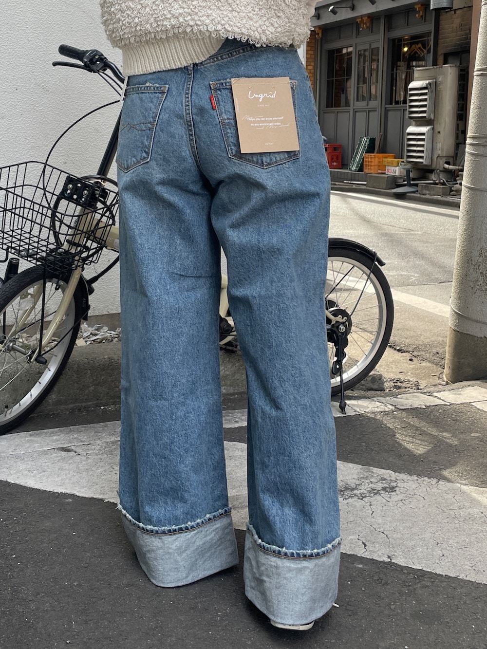 ブルー系のデニムパンツ、ホワイト系のベスト、ホワイト系のTシャツ/カットソーを着用したレディースの冬コーディネートの8枚目の写真