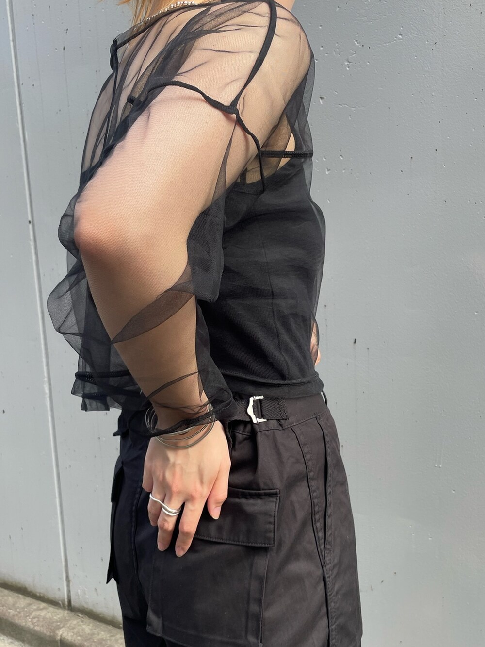 ブラック系のカーゴパンツ、ブラック系のTシャツ/カットソー、ブラック系のキャミソールを着用したレディースの夏コーディネートの4枚目の写真