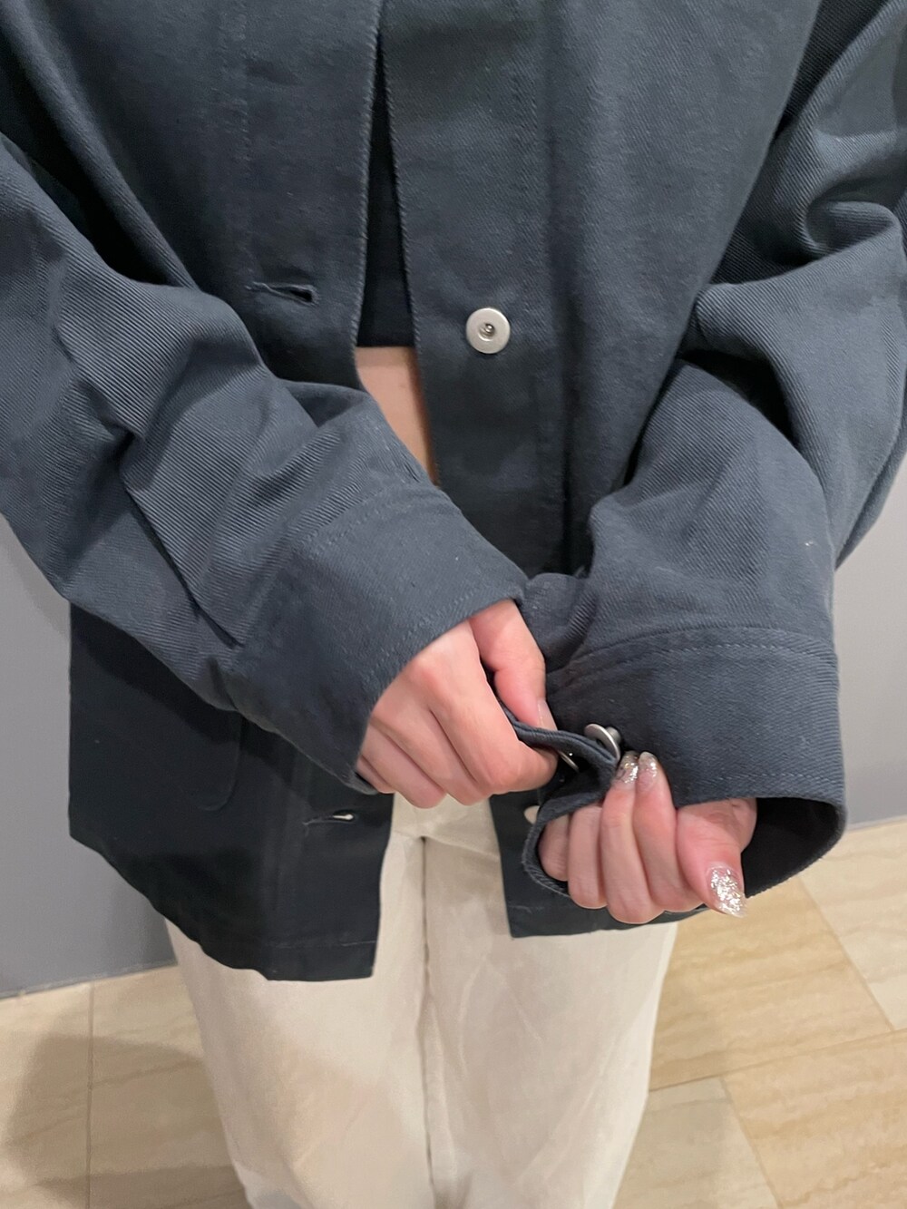 ホワイト系のその他パンツ、グレー系のブルゾン、ブラック系のキャミソールを着用したレディースの春コーディネートの7枚目の写真