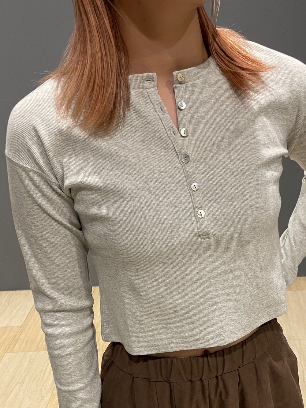 ブラウン系のその他パンツ、グレー系のTシャツ/カットソー、ベージュ系のキャップを着用したレディースの秋コーディネートの6枚目の写真