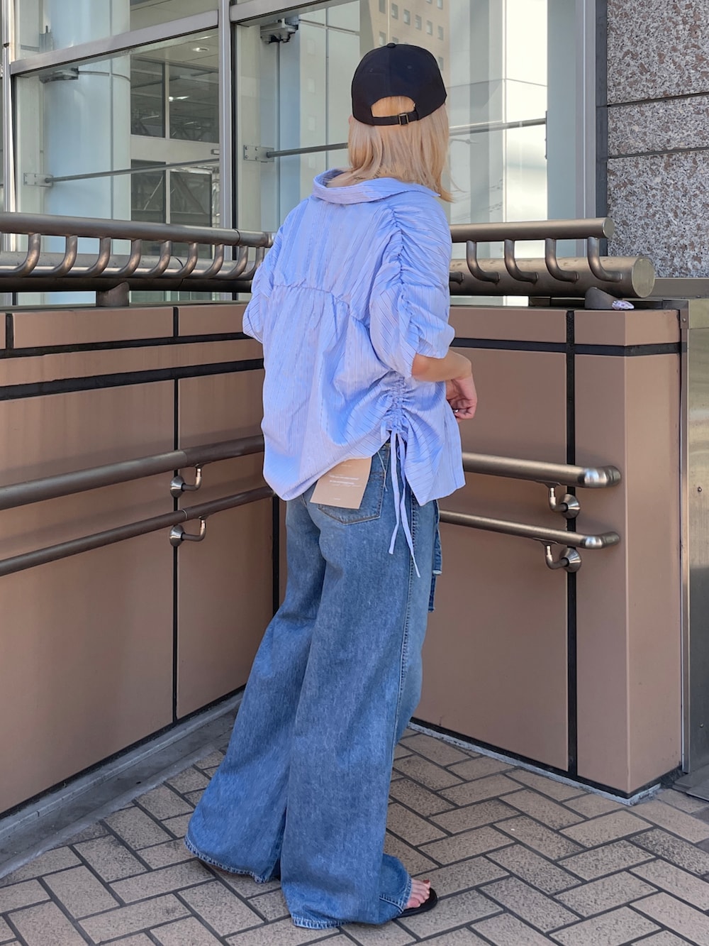 ブルー系のデニムパンツ、ブルー系のシャツ/ブラウス、ブラック系のキャミソールを着用したレディースの夏コーディネートの2枚目の写真