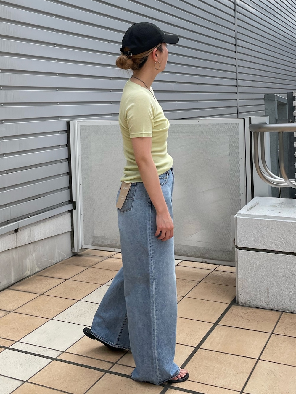 ブルー系のデニムパンツ、グリーン系のTシャツ/カットソーを着用したレディースの夏コーディネートの3枚目の写真