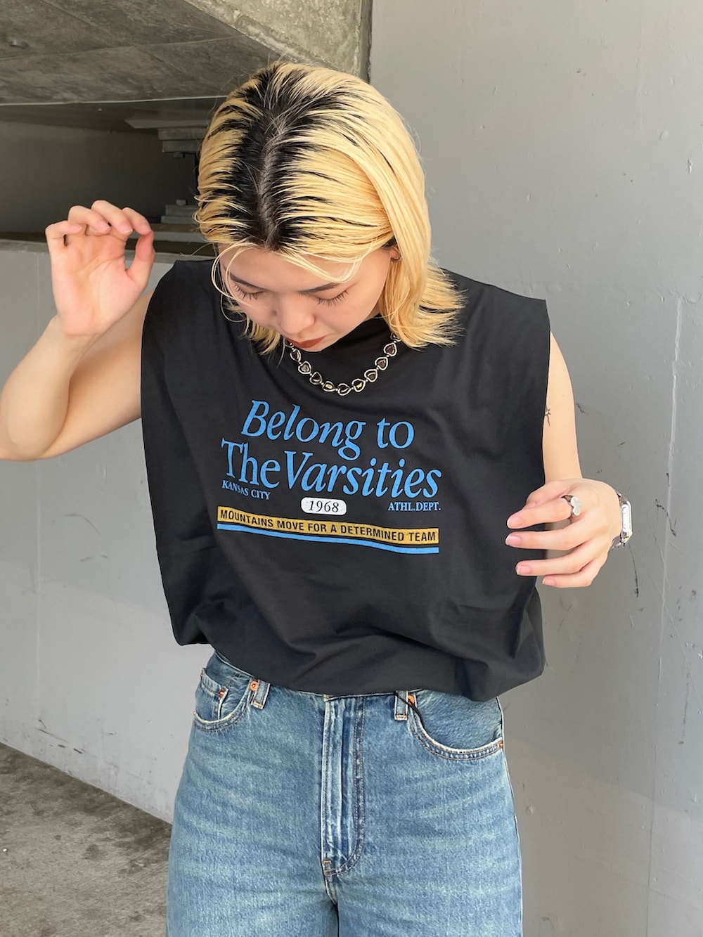 ブルー系のデニムパンツ、グレー系のタンクトップを着用したレディースの夏コーディネートの4枚目の写真