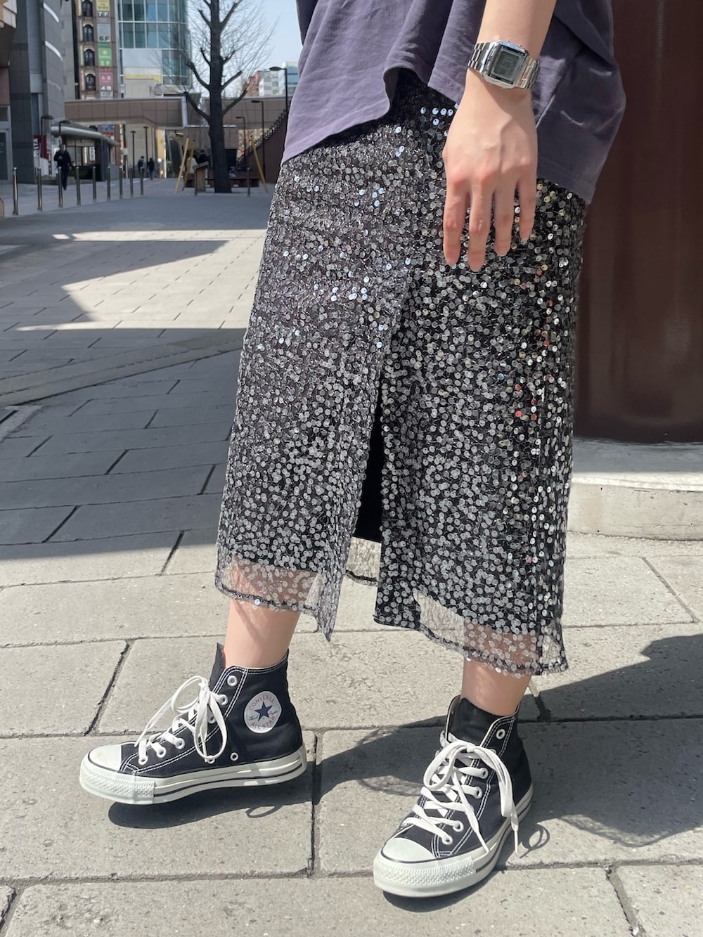 ブルー系のTシャツ/カットソー、ブラック系のスカート、ゴールド系のネックレスを着用したレディースの春コーディネートの6枚目の写真