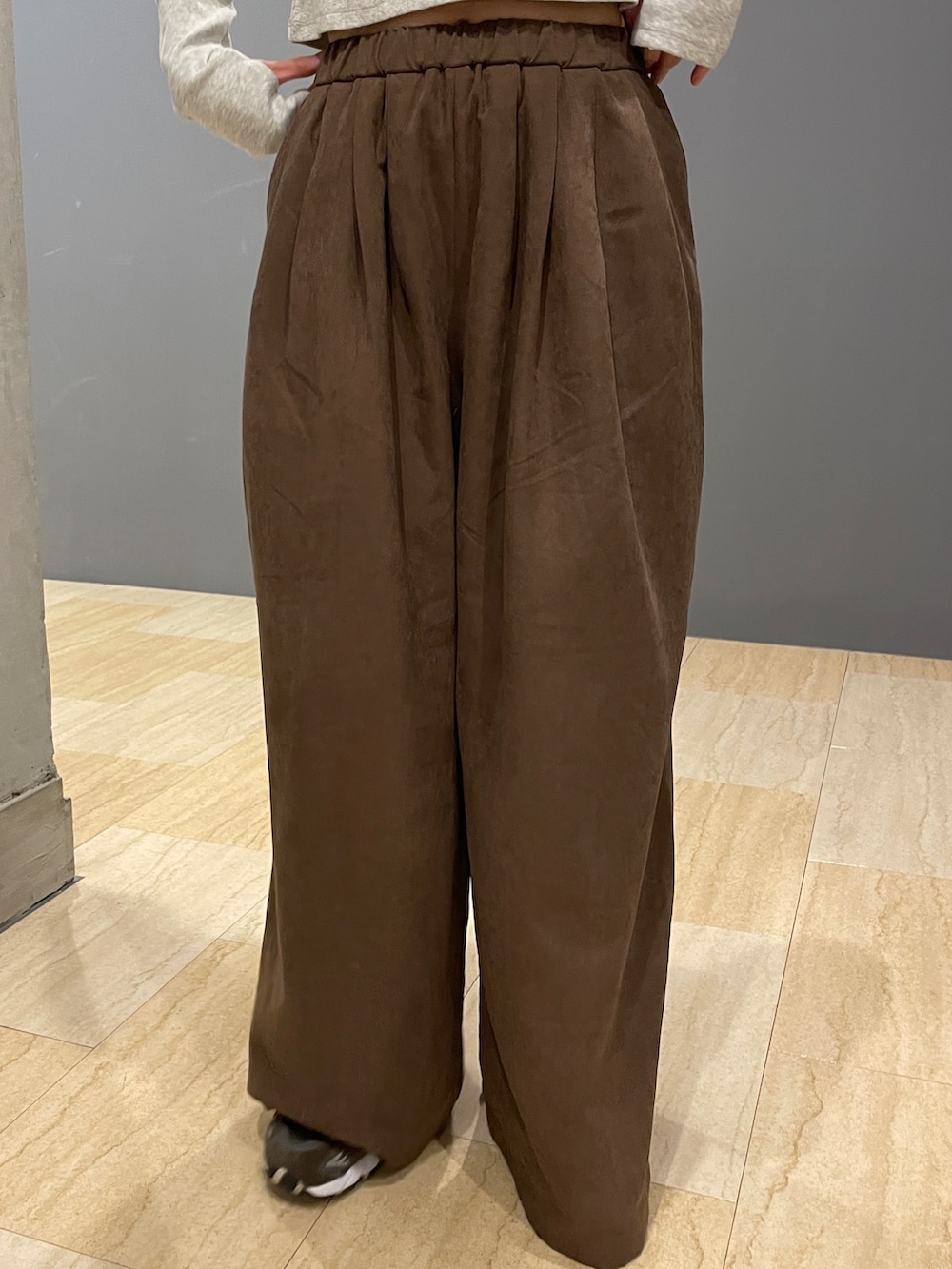 ブラウン系のその他パンツ、グレー系のTシャツ/カットソー、ベージュ系のキャップを着用したレディースの秋コーディネートの8枚目の写真