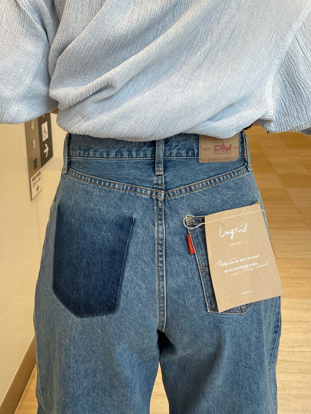 ブルー系のデニムパンツ、ブルー系のシャツ/ブラウスを着用したレディースの春コーディネートの6枚目の写真