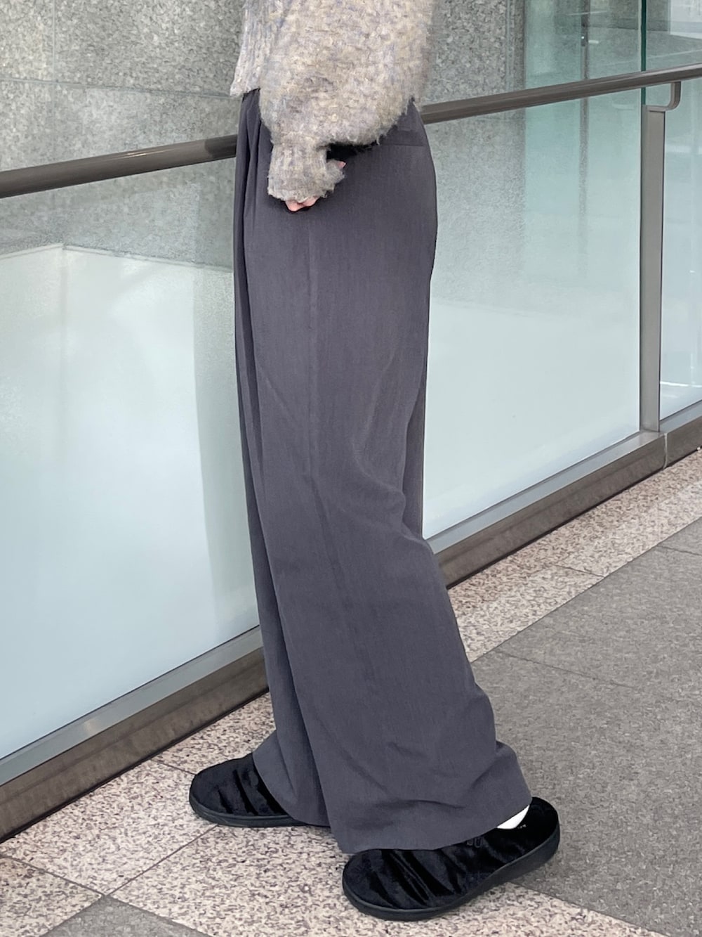 グレー系のその他パンツ、グレー系のカーディガン/ボレロ、シルバー系のネックレスを着用したレディースの冬コーディネートの6枚目の写真