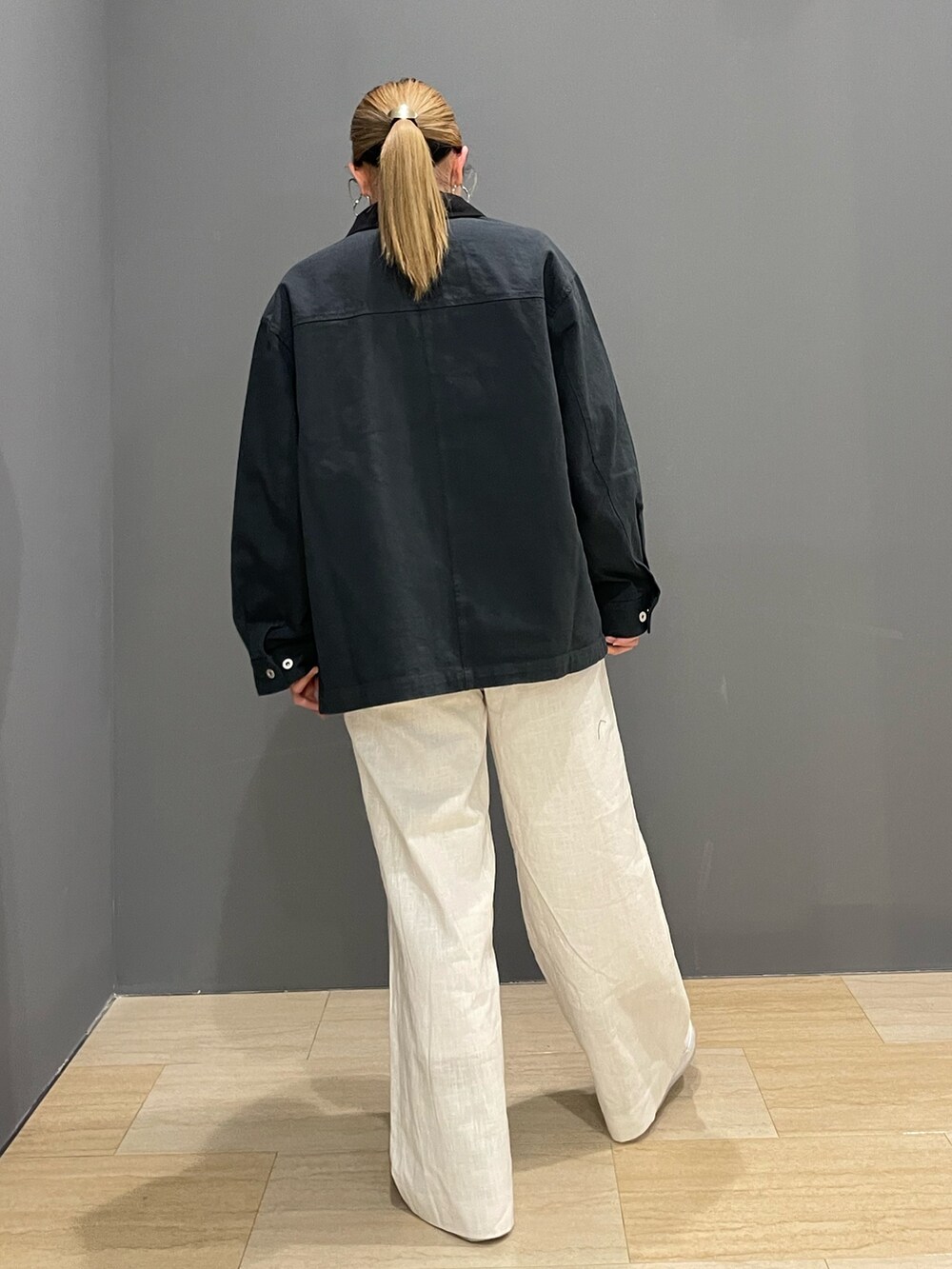 ホワイト系のその他パンツ、グレー系のブルゾン、ブラック系のキャミソールを着用したレディースの春コーディネートの4枚目の写真