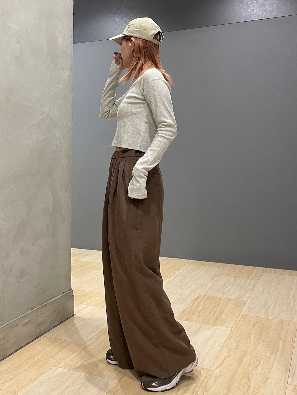 ブラウン系のその他パンツ、グレー系のTシャツ/カットソー、ベージュ系のキャップを着用したレディースの秋コーディネートの2枚目の写真