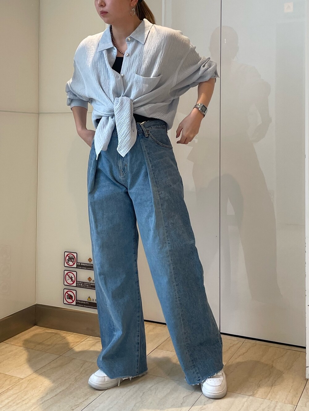 ブルー系のデニムパンツ、ブルー系のシャツ/ブラウスを着用したレディースの春コーディネートの2枚目の写真