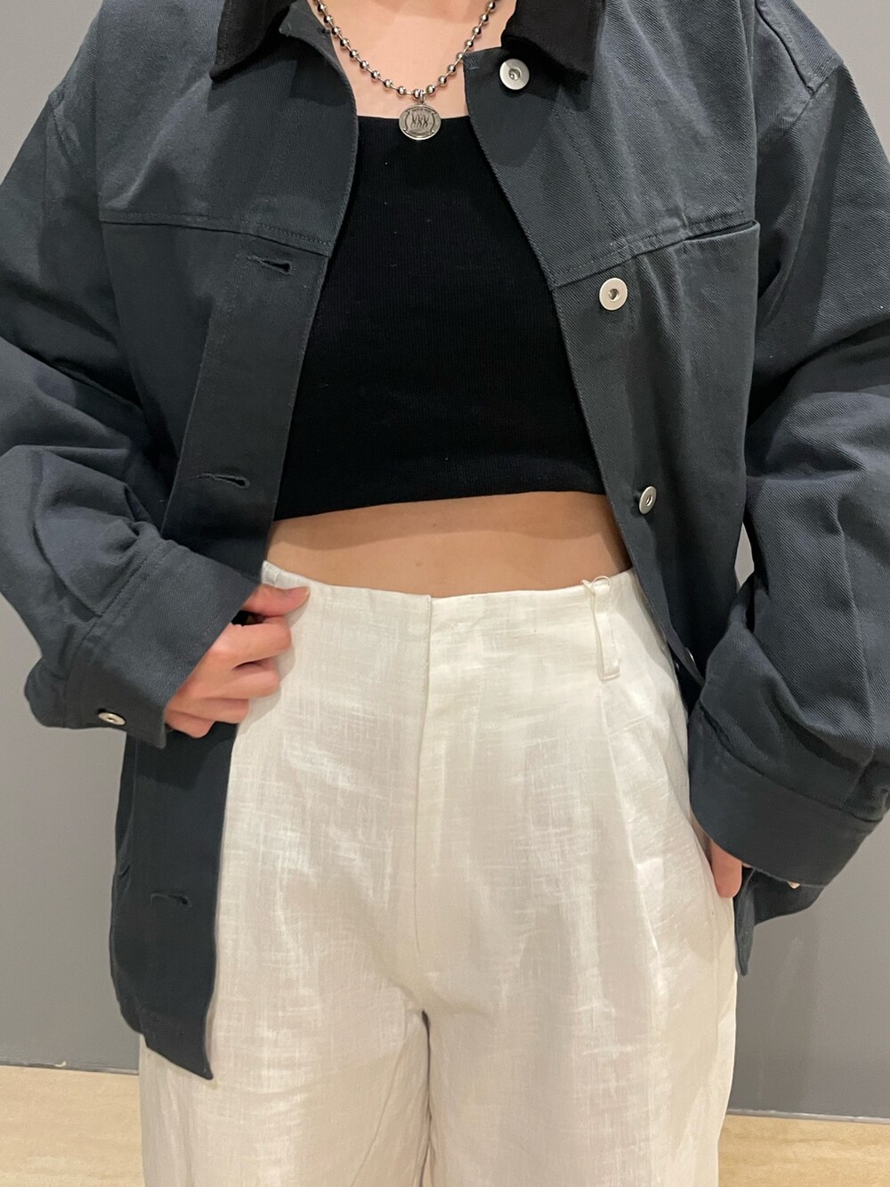 ホワイト系のその他パンツ、グレー系のブルゾン、ブラック系のキャミソールを着用したレディースの春コーディネートの6枚目の写真