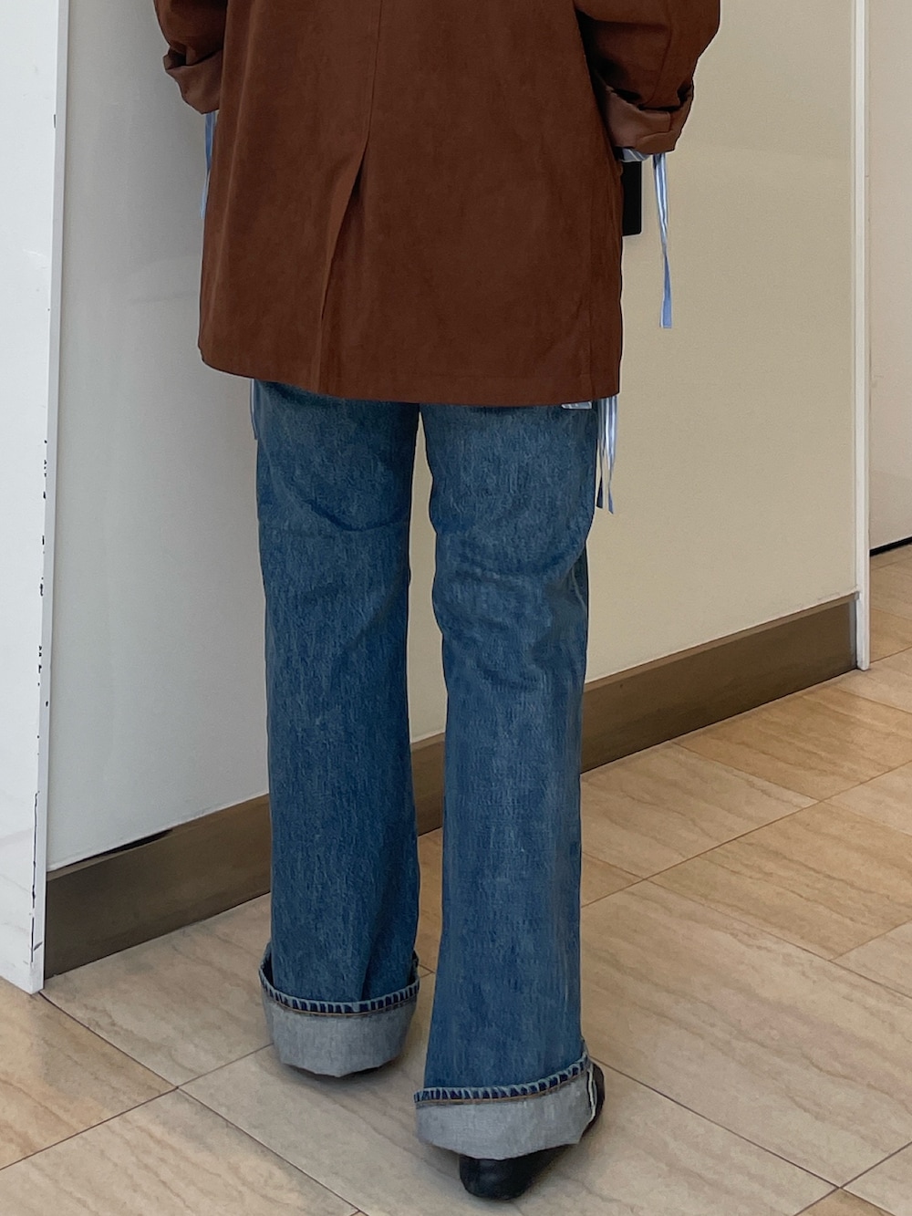 ブラウン系のテーラードジャケット、ブルー系のシャツ/ブラウス、ブルー系のデニムパンツを着用したレディースの春コーディネートの8枚目の写真