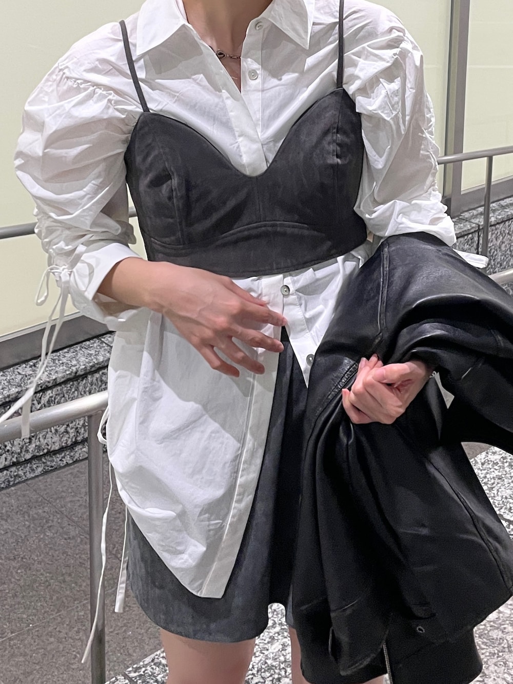 ホワイト系のシャツ/ブラウス、グレー系のキャミソール、ブラック系のブルゾンを着用したレディースの秋コーディネートの6枚目の写真