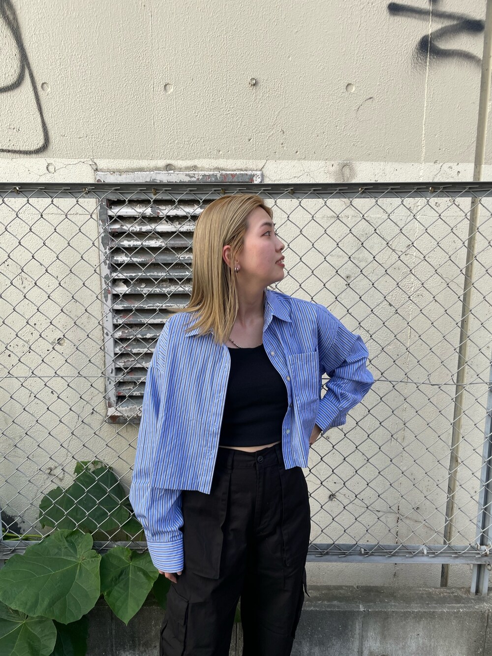 ブラック系のカーゴパンツ、その他のシャツ/ブラウス、ブラック系のキャミソールを着用したレディースの夏コーディネートの2枚目の写真